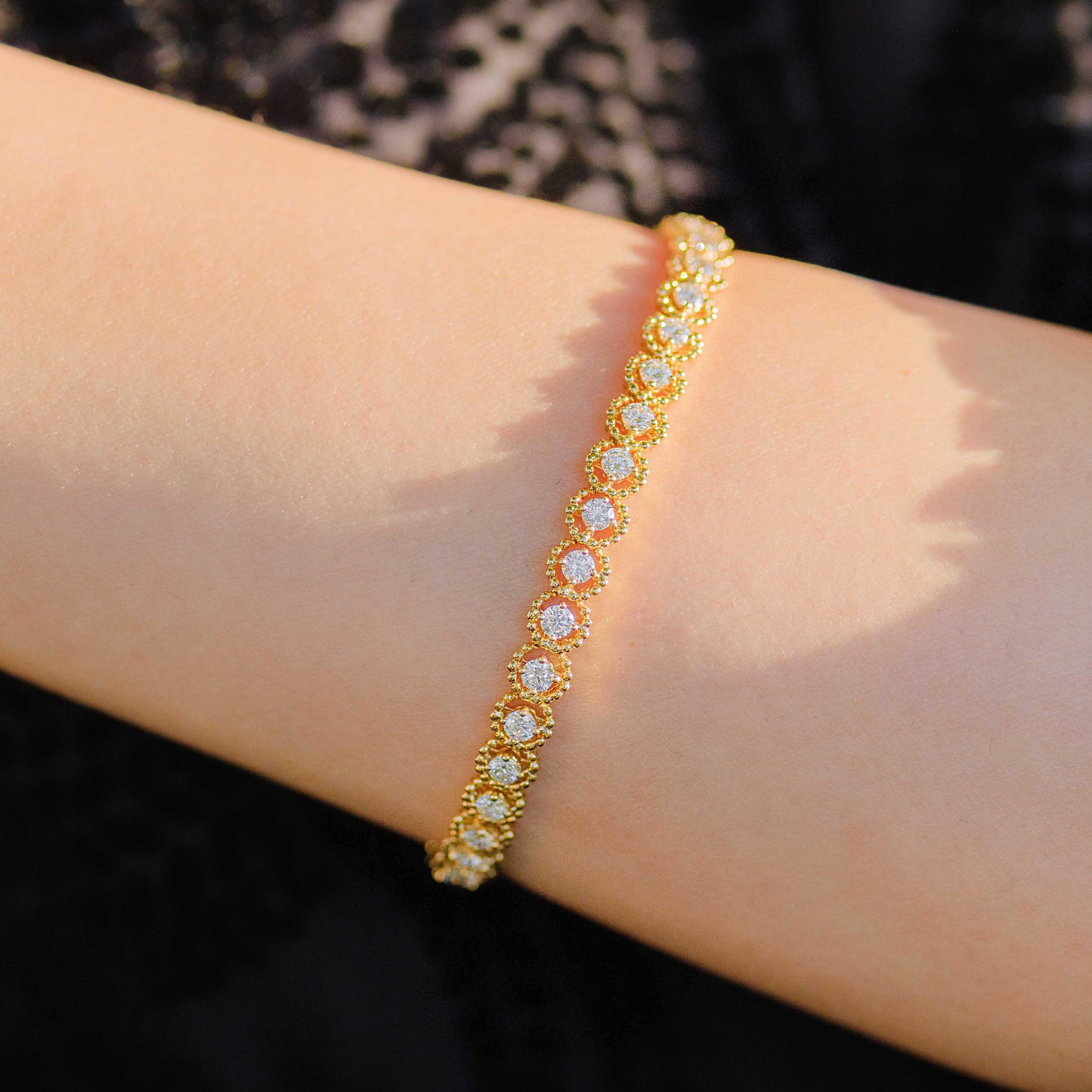 Producido por el galardonado diseñador italiano Stefano Vitolo. Stefano crea joyas artesanales únicas con excelentes piedras preciosas en una verdadera artesanía italiana del viejo mundo.
Esta pulsera artesanal tiene 3,63 quilates de peso total de