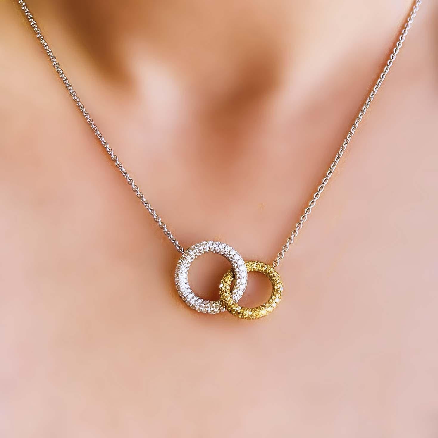 Producido por el galardonado diseñador italiano Stefano Vitolo. Stefano crea joyas artesanales únicas con excelentes piedras preciosas en una verdadera artesanía italiana del viejo mundo.

Piedras preciosas: Diamantes blancos 1,18 ctw  /  Diamantes
