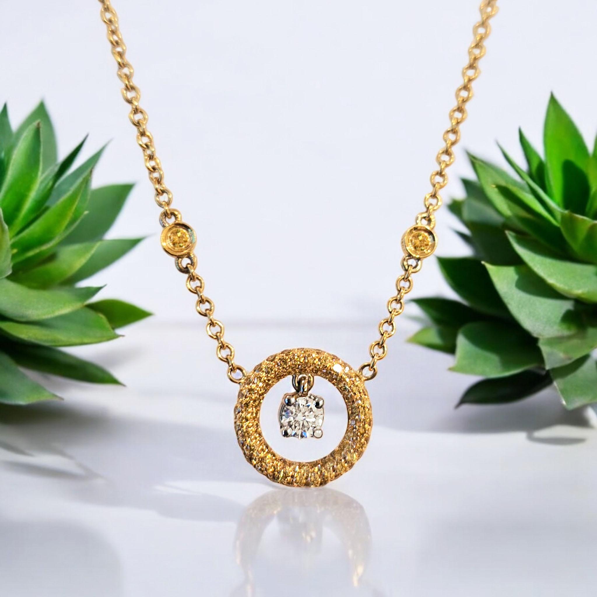 Produit par le designer italien primé Stefano Vitolo. Stefano crée des bijoux artisanaux personnalisés, uniques en leur genre, avec d'excellentes pierres précieuses, dans le respect de l'artisanat italien du vieux continent.

Diamants : Yd0,61ct,
