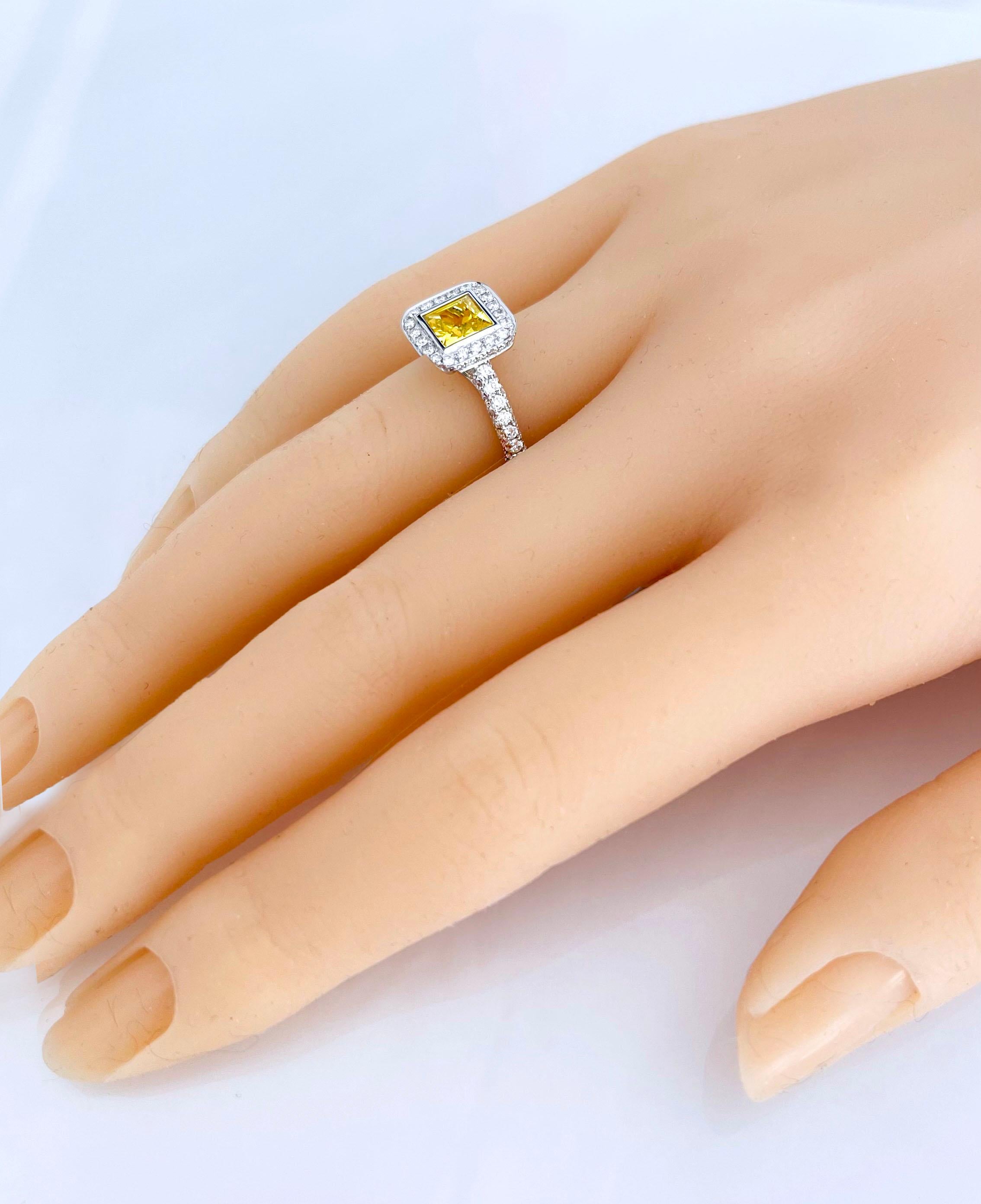 Princess Cut 18 Karat Gold Diamond Ring with Yellow Sapphire For Sale