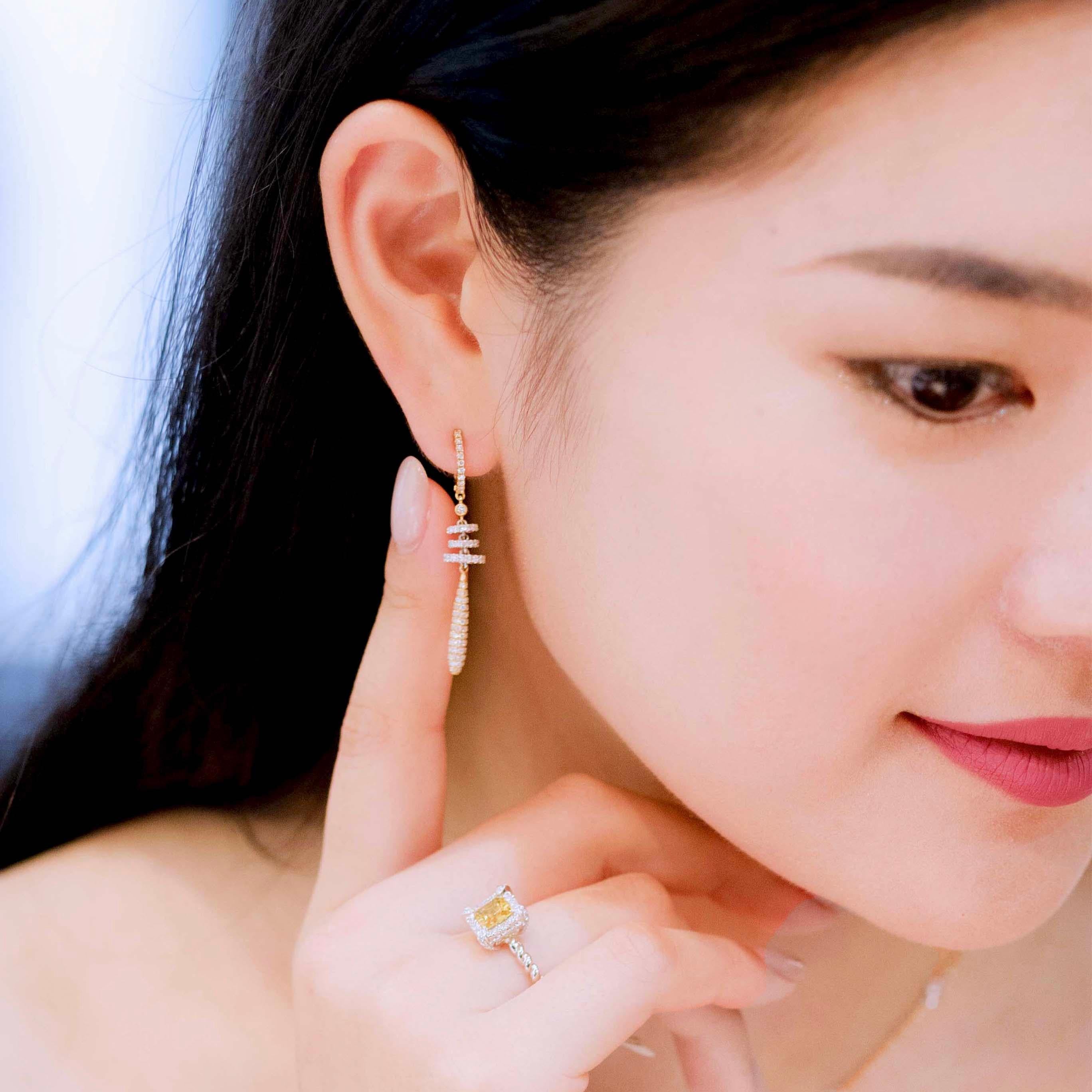 Produit par le designer italien primé Stefano Vitolo. Stefano crée des bijoux artisanaux personnalisés, uniques en leur genre, avec d'excellentes pierres précieuses, dans le respect de l'artisanat italien du vieux continent.

Ces boucles d'oreilles