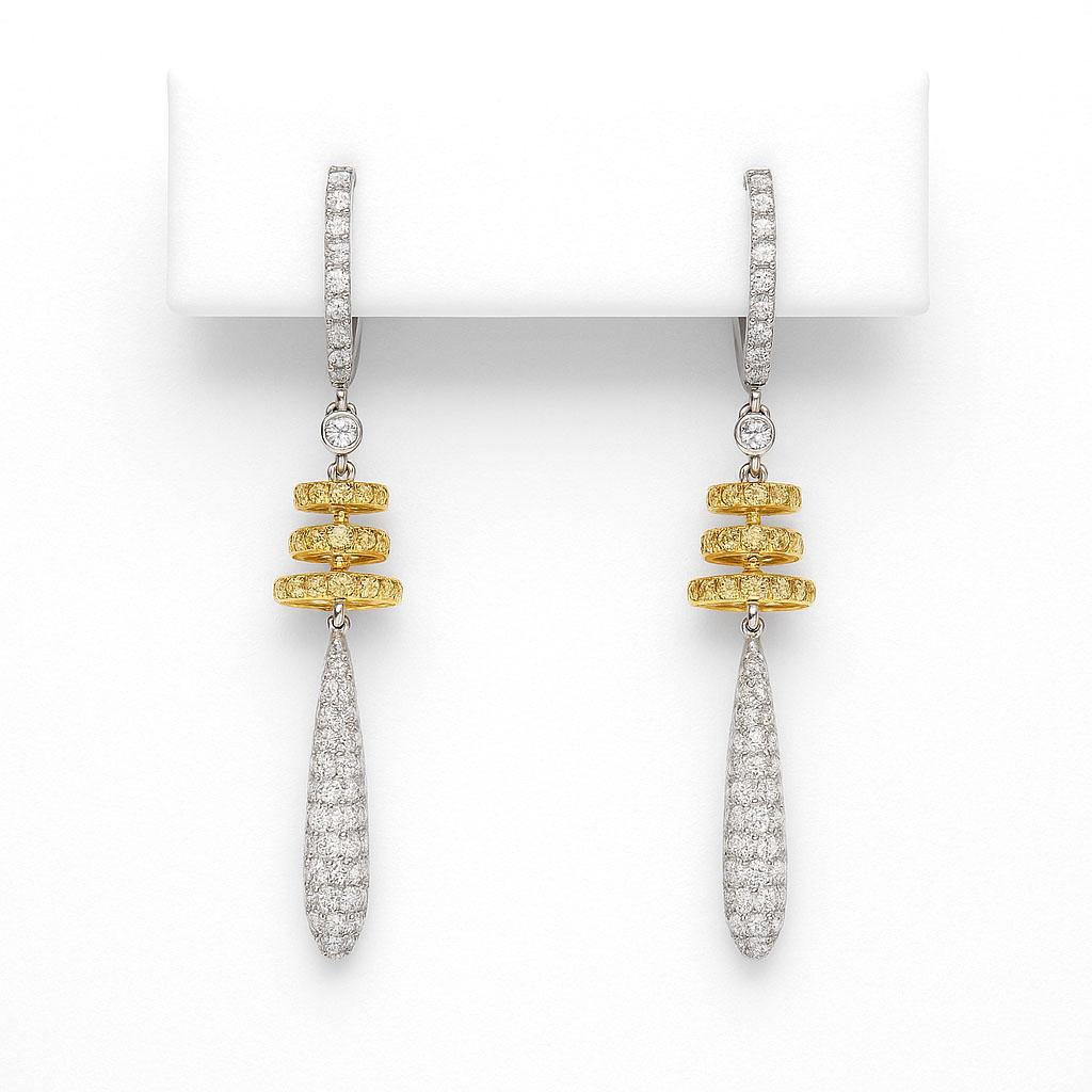 Prodotto dal pluripremiato designer italiano Stefano Vitolo. Stefano crea gioielli artigianali su misura, unici nel loro genere, con pietre preziose eccellenti, in una vera e propria artigianalità italiana d'altri tempi.

Pietre preziose: Diamanti