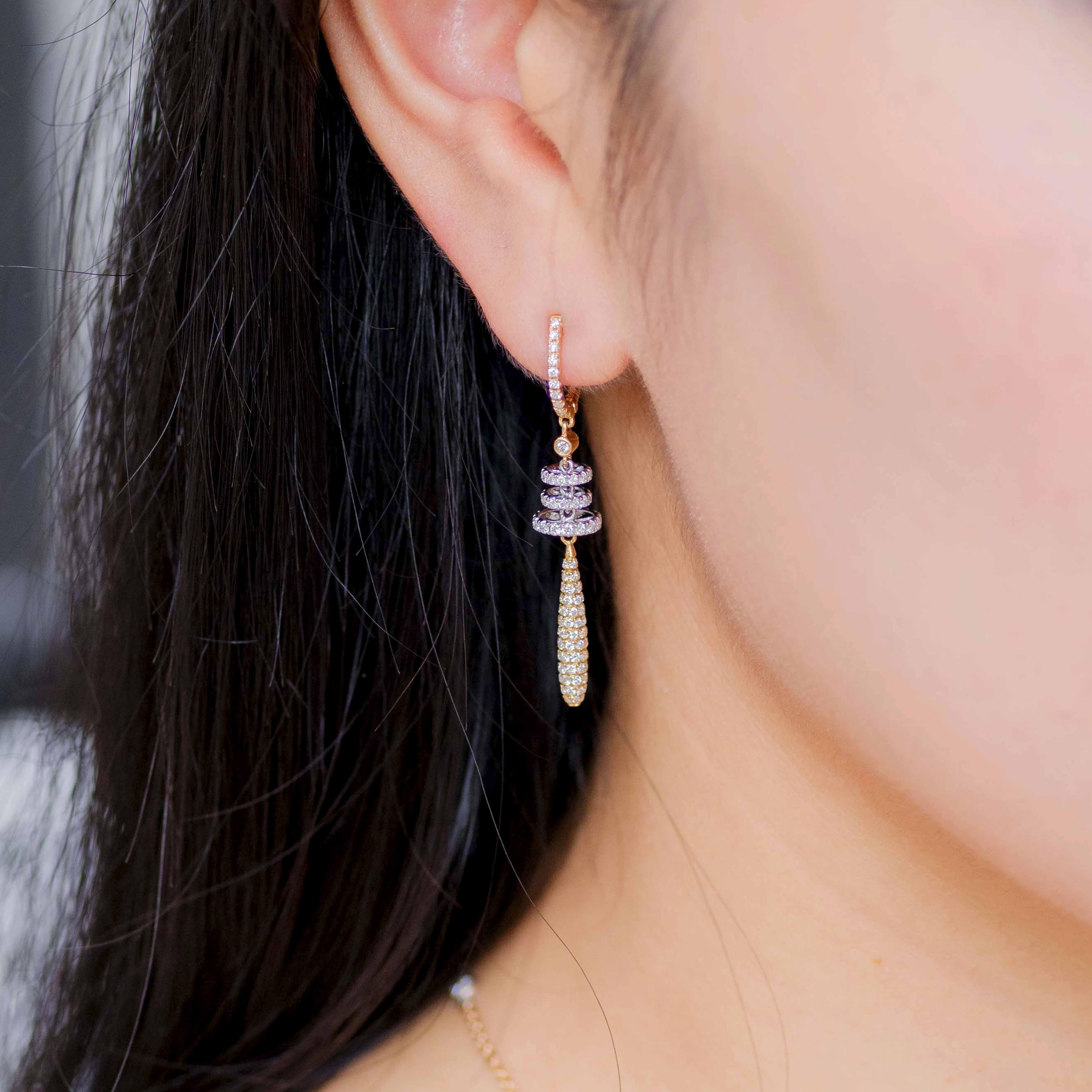 Artigiano Orecchini a goccia con diamanti a cerchio in oro 18 carati di Vitolo in vendita