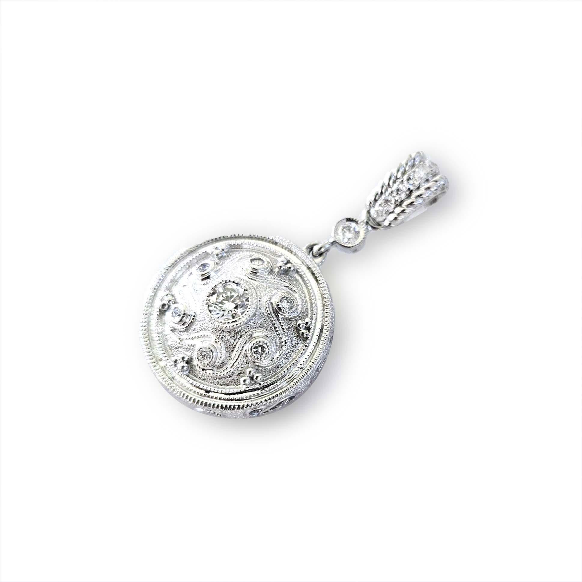 Taglio rotondo Ciondolo con diamante in stile etrusco in oro 18 carati di Vitolo in vendita