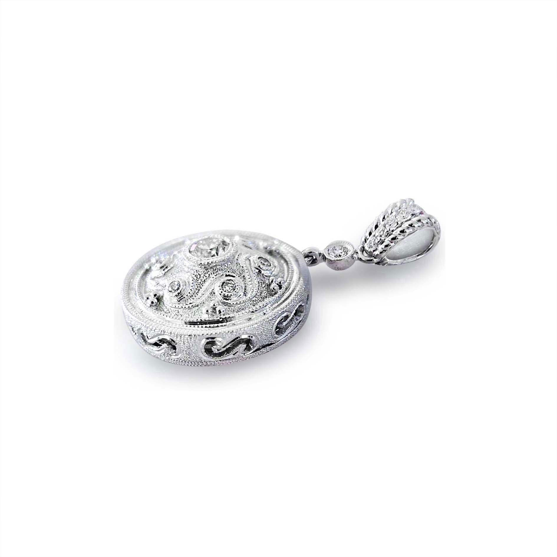 Ciondolo con diamante in stile etrusco in oro 18 carati di Vitolo In condizioni Nuovo in vendita a Los Angeles, CA