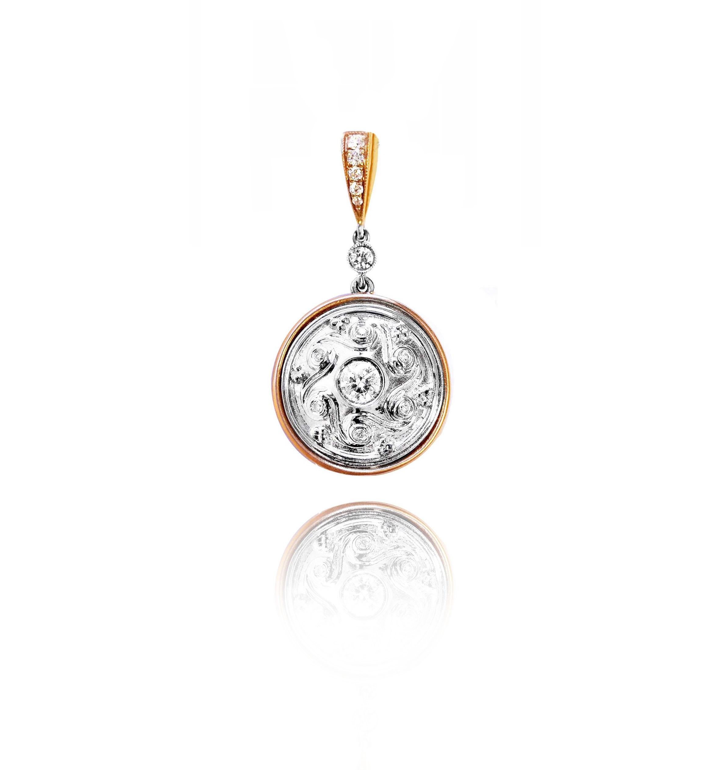 Taglio rotondo Ciondolo con diamante in stile etrusco in oro 18 carati Vitolo in vendita