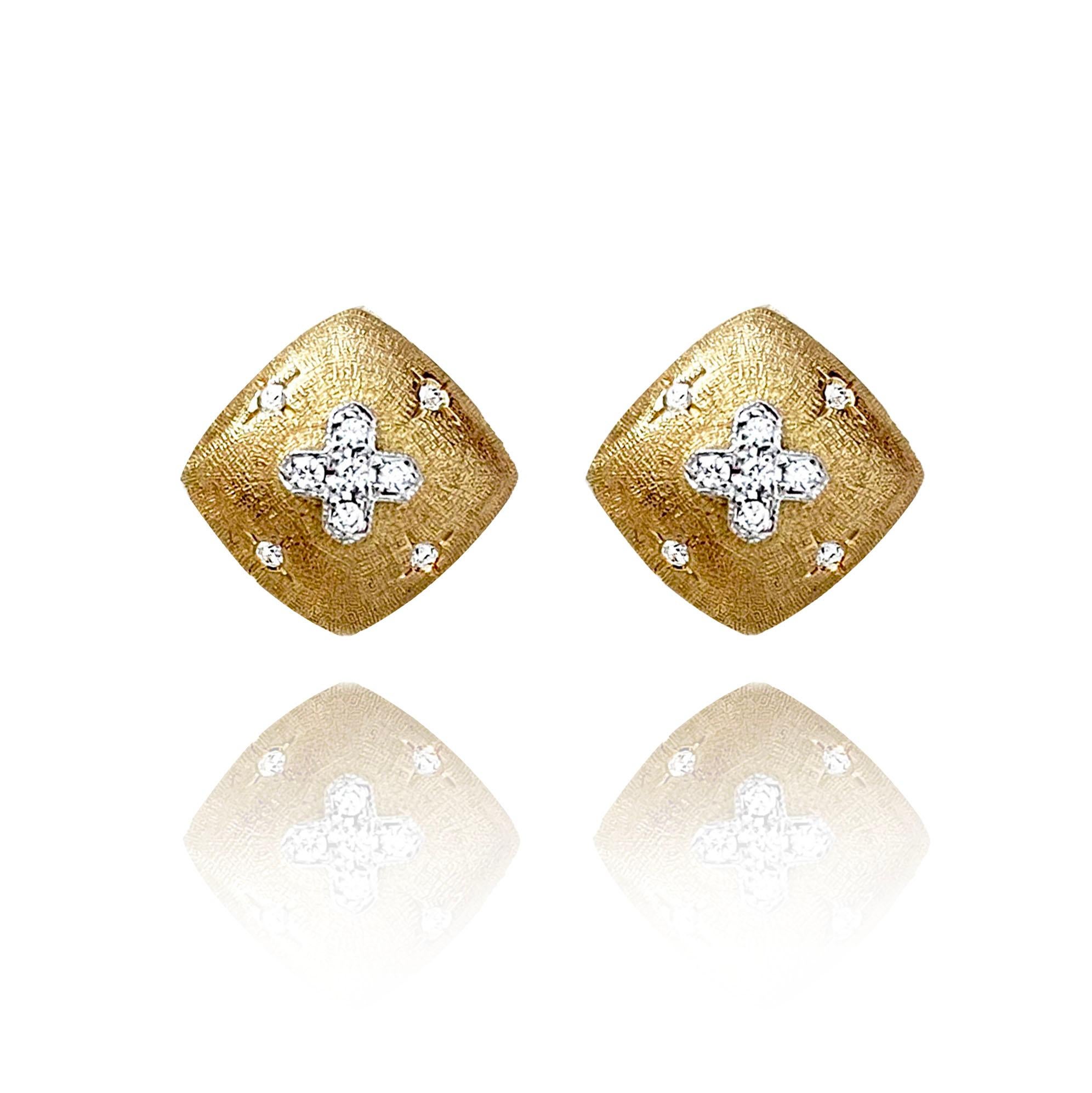 Produced by award winning Italian designer Stefano Vitolo. Stefano creates custom artisanal one of a kind jewelry with excellent gemstones in a truly old world Italian craftmanship.
These handcrafted earring have 0.28 total carat weight of F/G