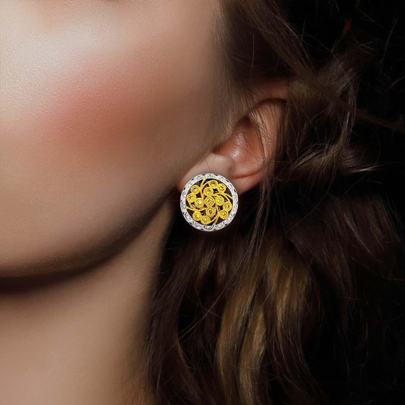 Produit par le designer italien primé Stefano Vitolo. Stefano crée des bijoux artisanaux personnalisés, uniques en leur genre, avec d'excellentes pierres précieuses, dans le respect de l'artisanat italien du vieux continent.
Cette bague artisanale
