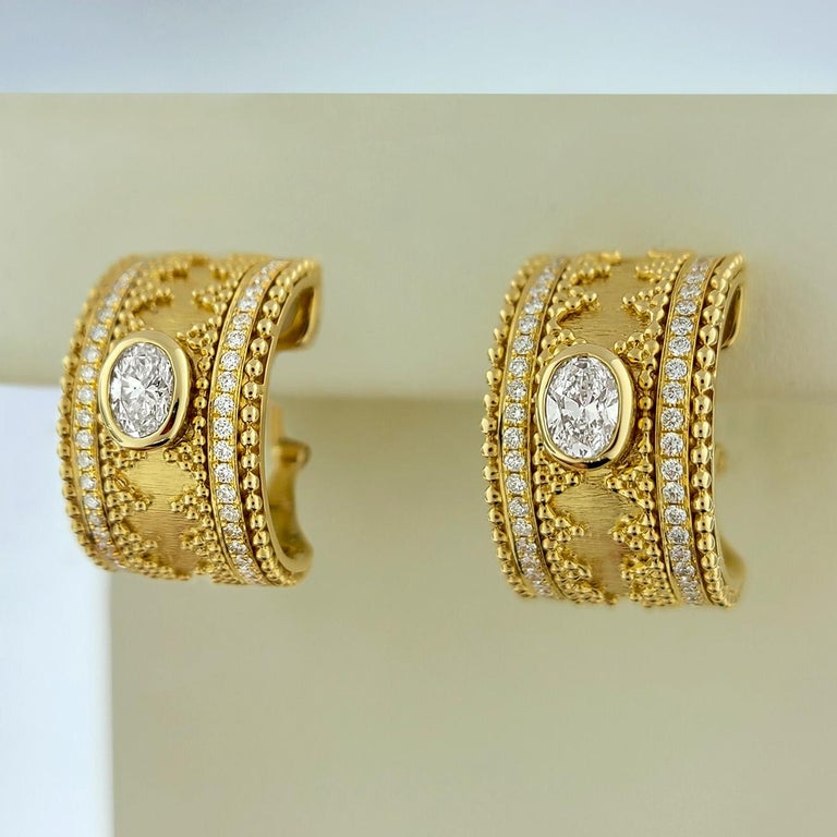 18 Karat Gold Granulata Style Diamond Earrings For Sale at 1stDibs