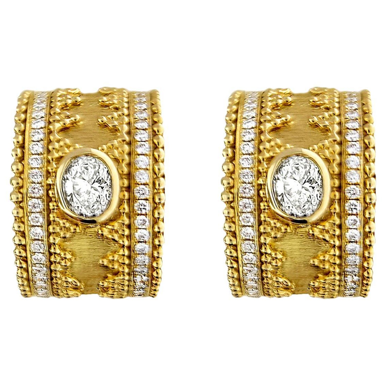 18 Karat Gold Granulata Style Diamond Earrings For Sale at 1stDibs