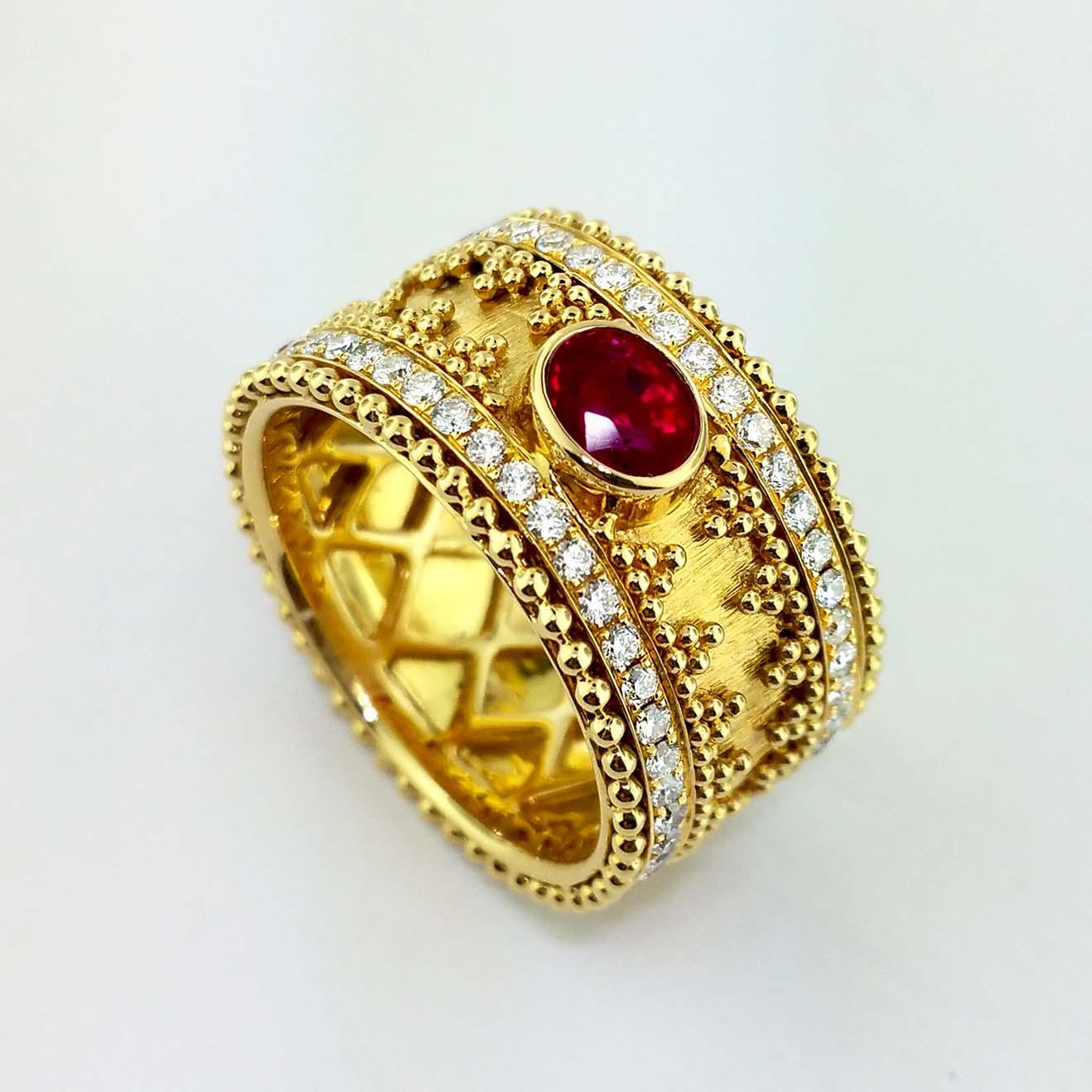 Taglio rotondo Anello Vitolo in oro 18 carati in stile Granulata con rubino ovale e diamanti in vendita