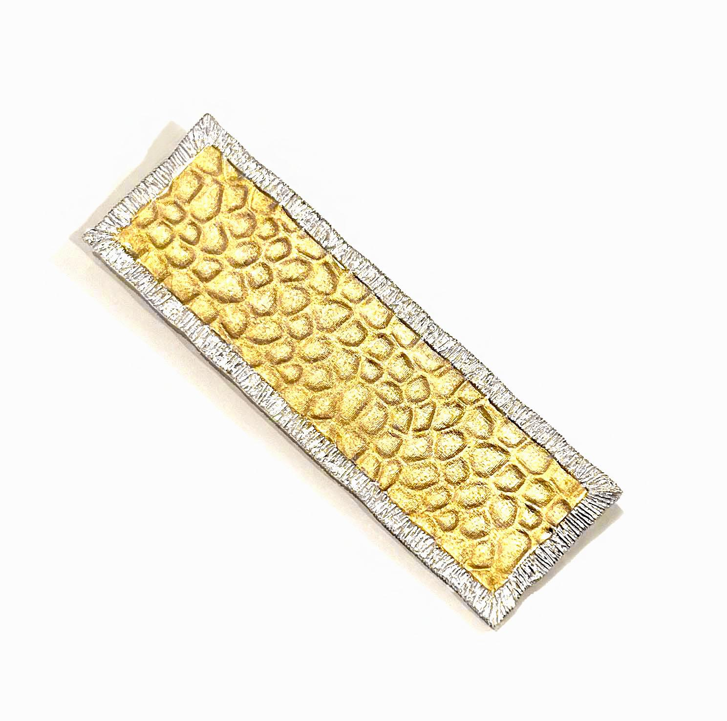 Brosche aus 18 Karat Gold mit gehämmerter Oberfläche von Vitolo (Kunsthandwerker*in) im Angebot
