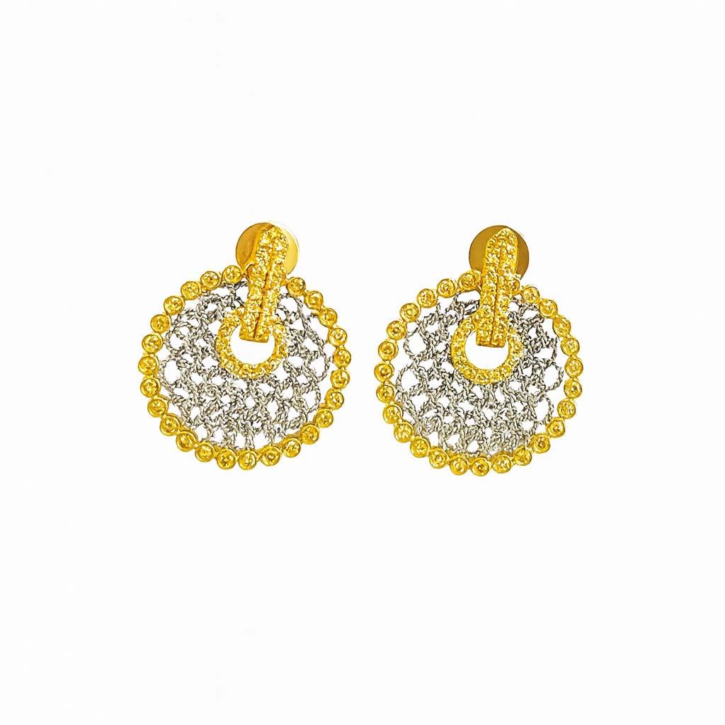 Produit par le designer italien primé Stefano Vitolo. Stefano crée des bijoux artisanaux personnalisés, uniques en leur genre, avec d'excellentes pierres précieuses, dans le respect de l'artisanat italien du vieux continent.
Ces boucles d'oreilles