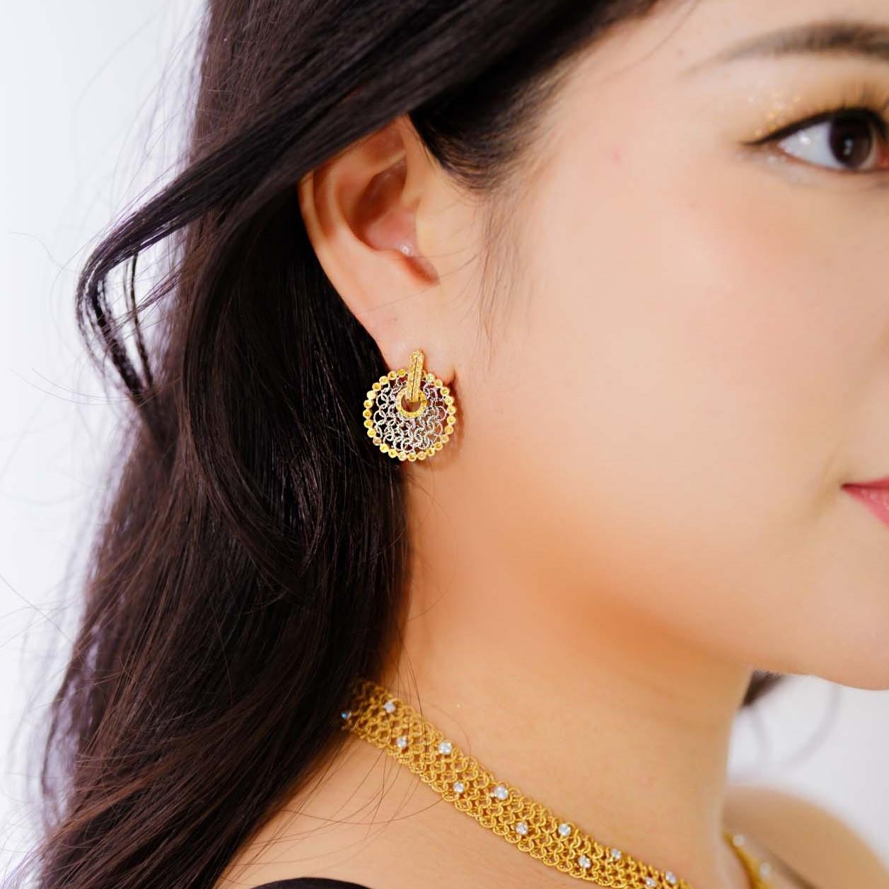 Taille ronde Vitolo, boucles d'oreilles en maille faites à la main en or 18 carats avec diamants jaunes en vente