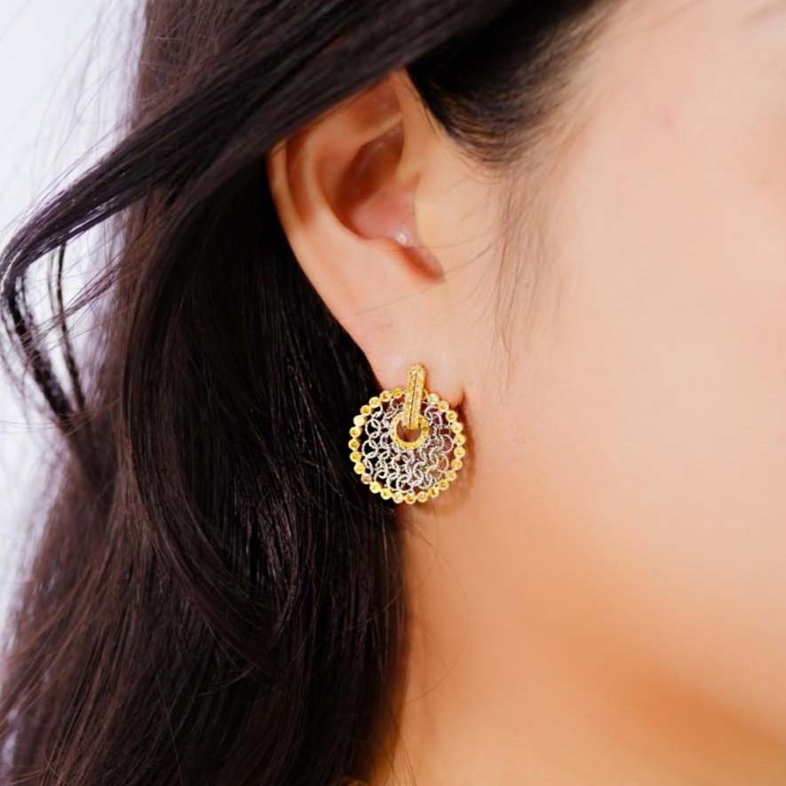 Vitolo, boucles d'oreilles en maille faites à la main en or 18 carats avec diamants jaunes Neuf - En vente à Los Angeles, CA