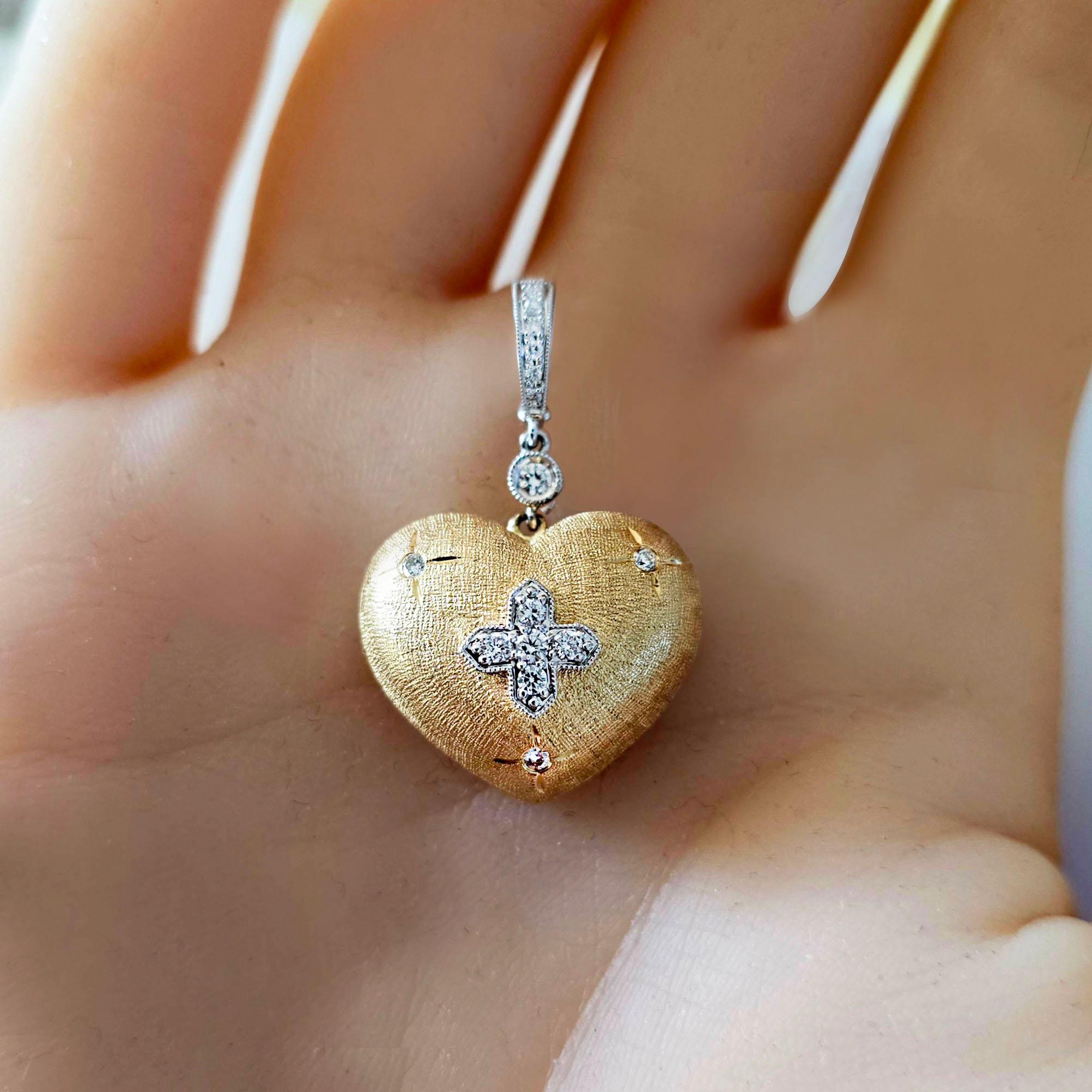 Donna Vitolo, medaglione con diamante a forma di cuore in oro 18 carati in vendita