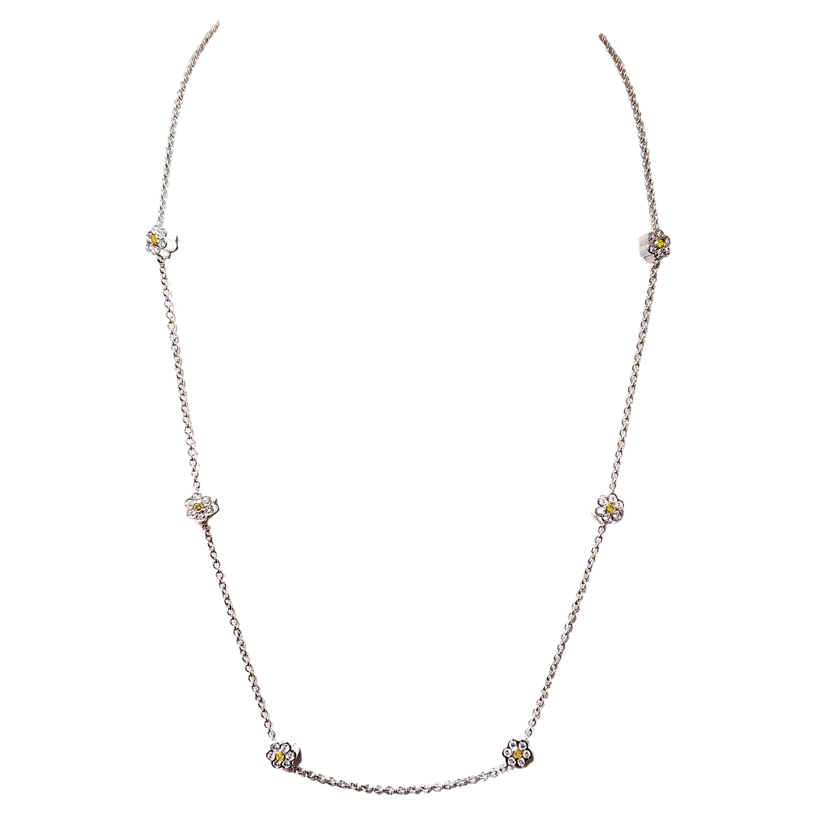 Vitolo 18 Karat Gold Necklace with Flower Diamond Bezels For Sale