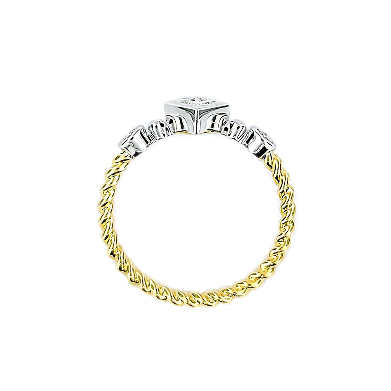 Vitolo 18 Karat Gold Princess-Cut Diamond Rope Ring In New Condition For Sale In Los Angeles, CA