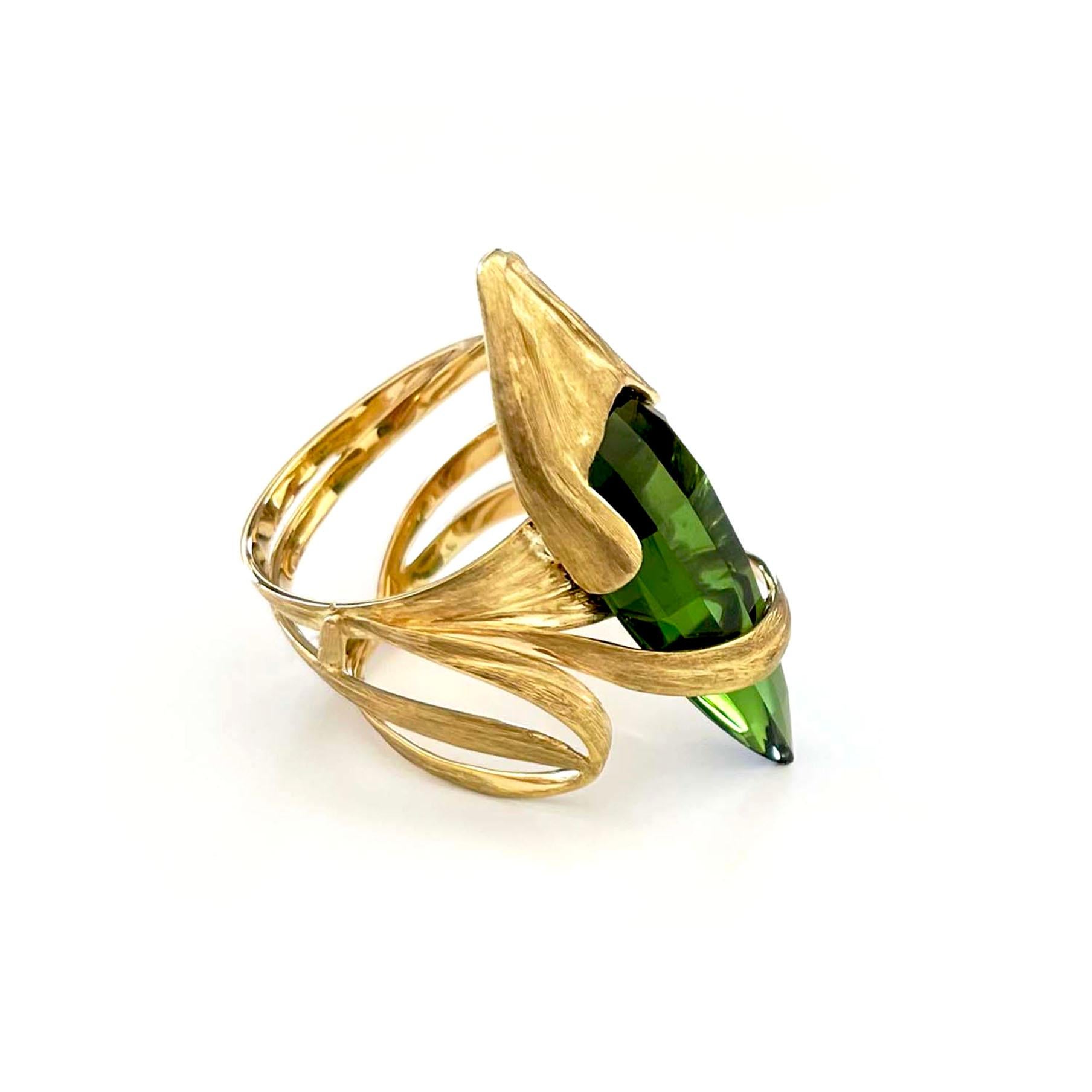 Vitolo 18 Karat Gold Ring with Green Tourmaline In New Condition For Sale In Los Angeles, CA