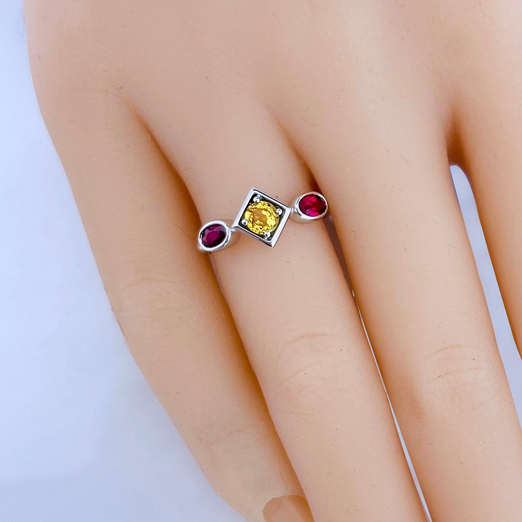 Vitolo 18 Karat Gold Rope Ring with Ruby & Yellow Sapphire In New Condition For Sale In Los Angeles, CA