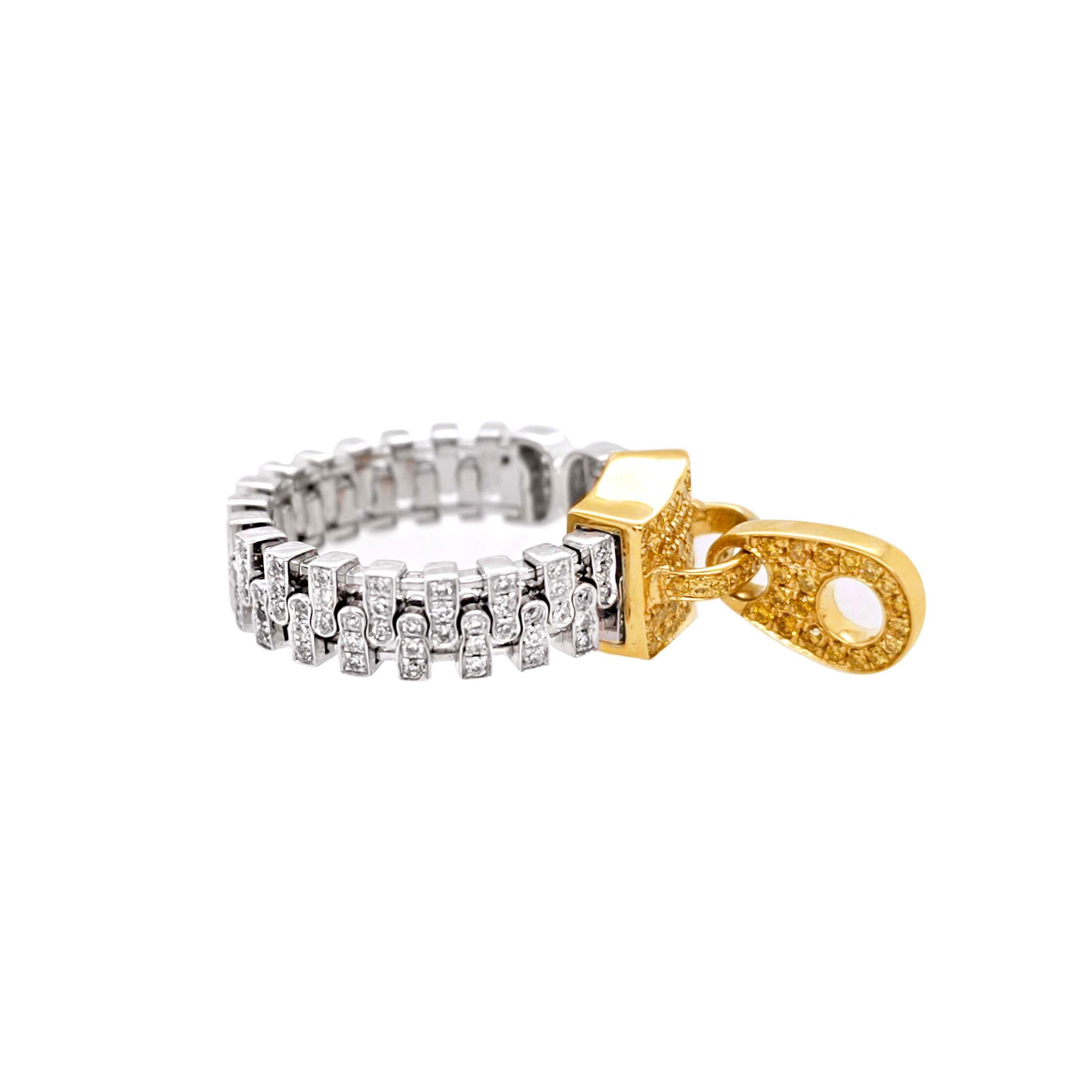 Producido por el galardonado diseñador italiano Stefano Vitolo. Stefano crea joyas artesanales únicas con excelentes piedras preciosas en una verdadera artesanía italiana del viejo mundo.

Este anillo artesanal tiene 0,59 quilates de diamantes