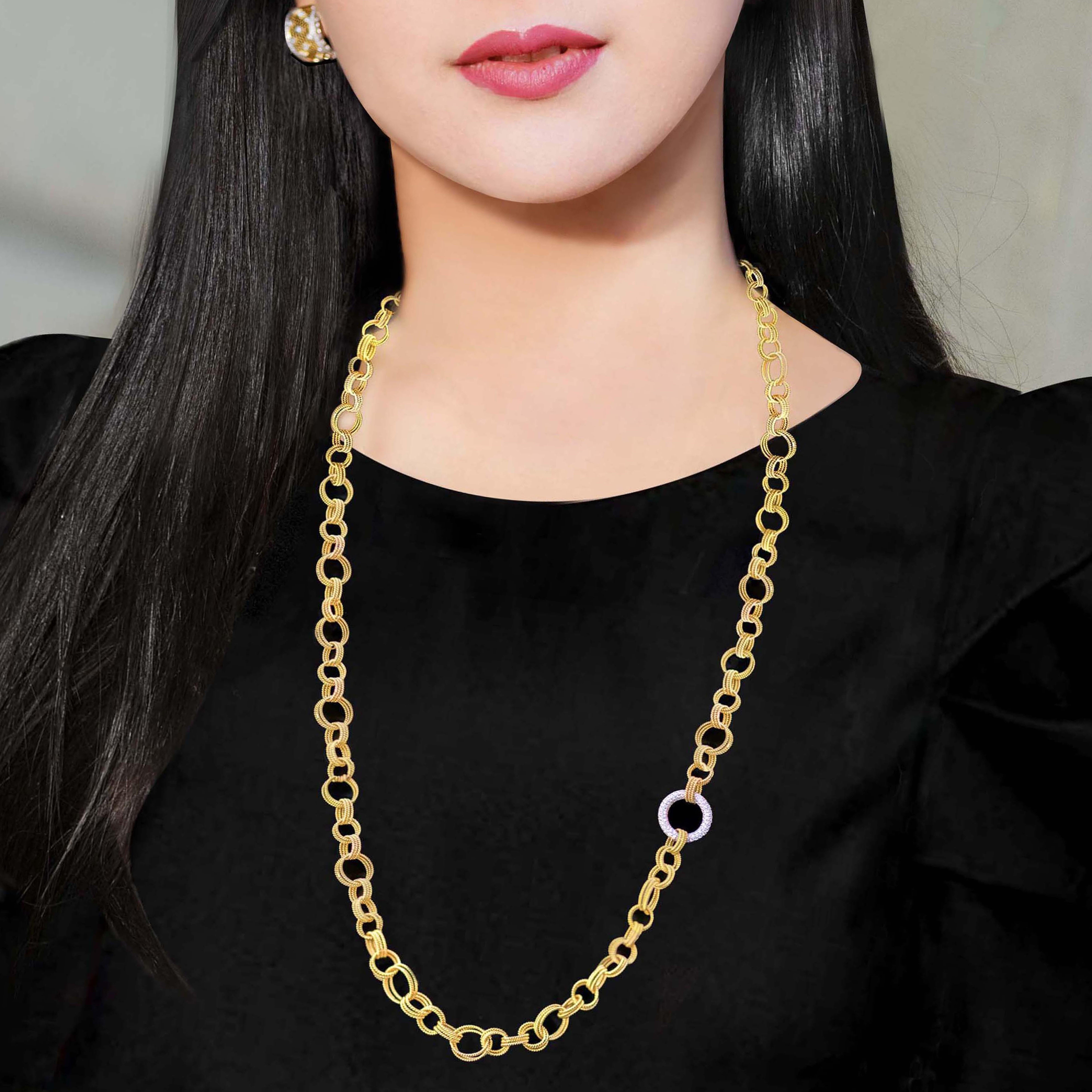 Produit par le designer italien primé Stefano Vitolo. Stefano crée des bijoux artisanaux personnalisés, uniques en leur genre, avec d'excellentes pierres précieuses, dans le respect de l'artisanat italien du vieux continent.
Ensemble de diamants