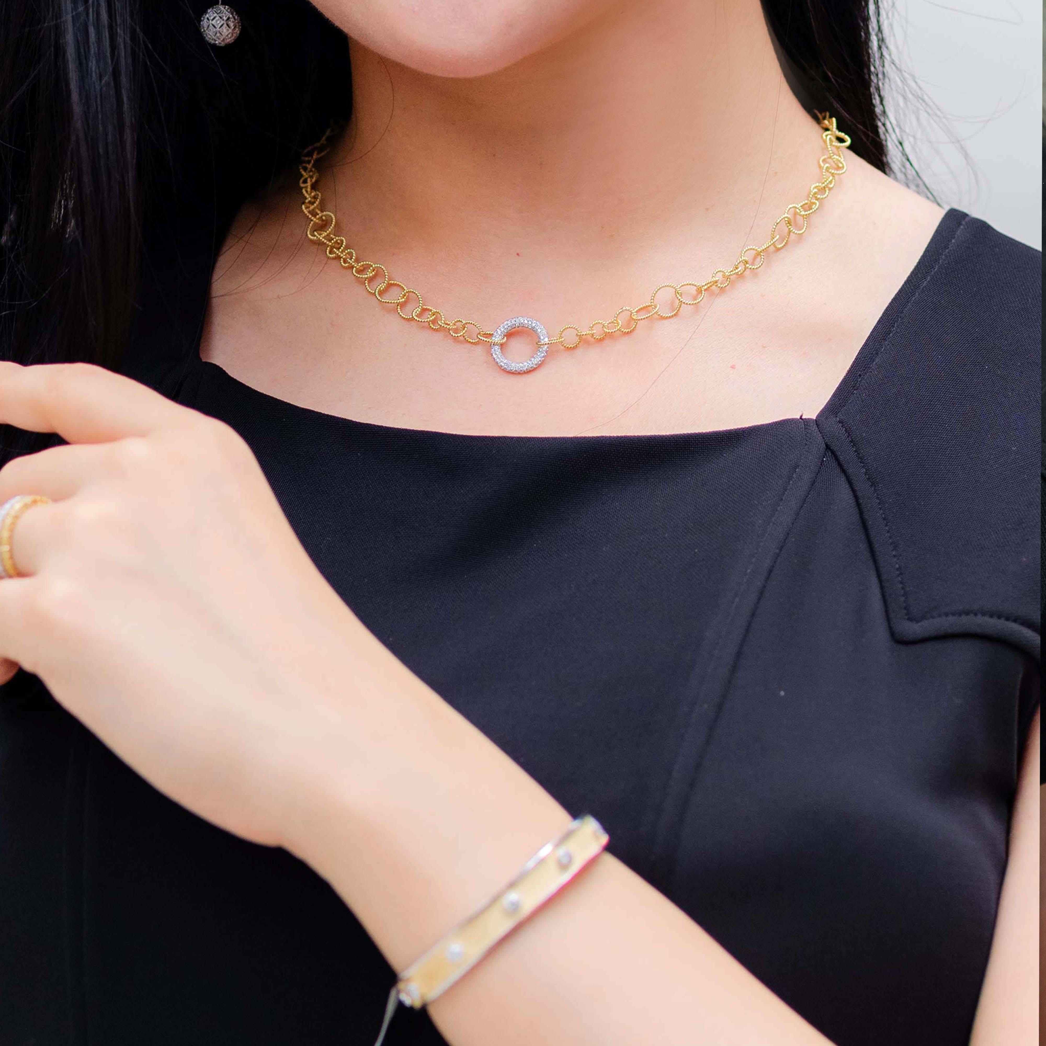 Produit par le designer italien primé Stefano Vitolo. Stefano crée des bijoux artisanaux personnalisés, uniques en leur genre, avec d'excellentes pierres précieuses, dans le respect de l'artisanat italien du vieux continent.
Cercle serti de diamants
