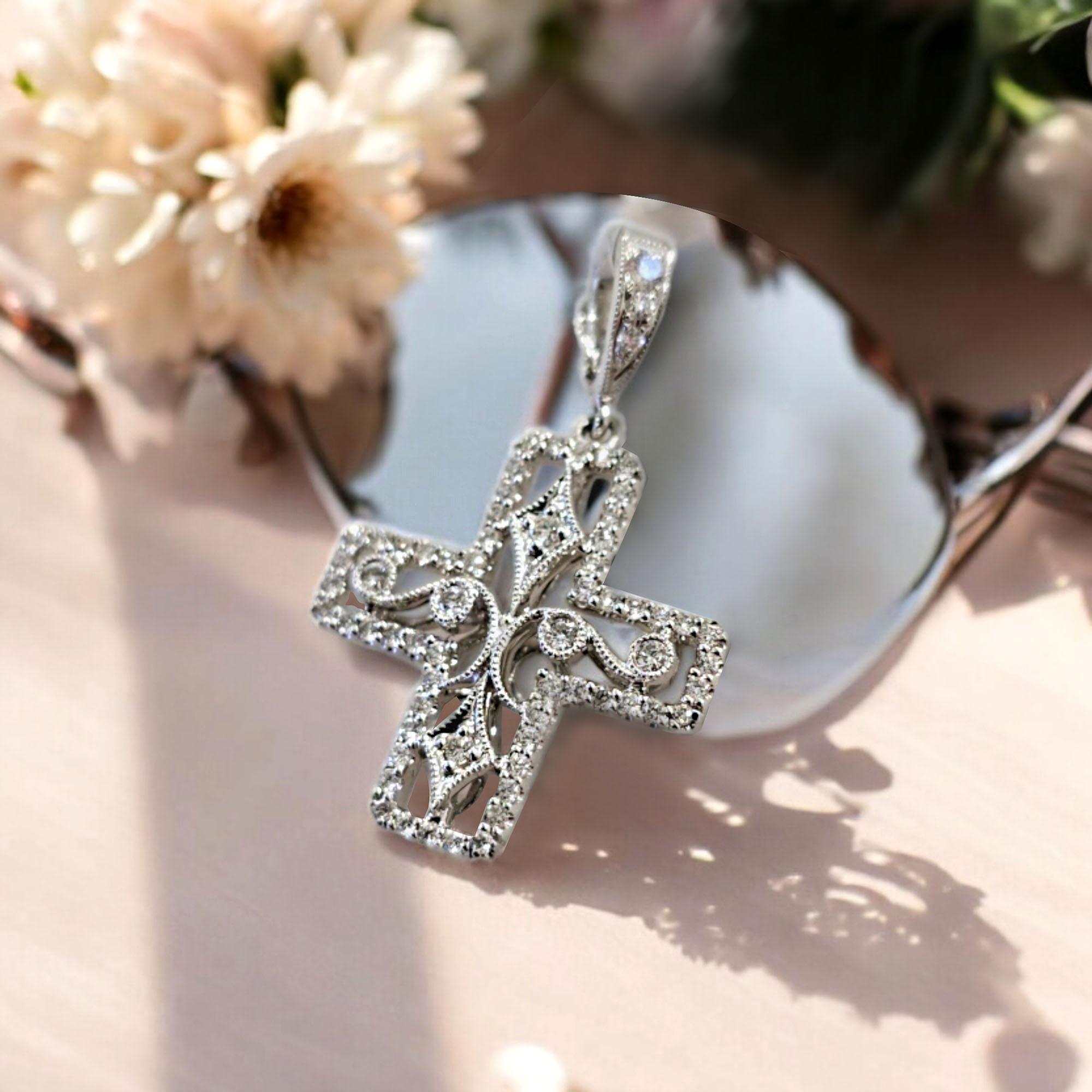 Prodotto dal pluripremiato designer italiano Stefano Vitolo. Stefano crea gioielli artigianali su misura, unici nel loro genere, con pietre preziose eccellenti, in una vera e propria artigianalità italiana d'altri tempi.

Diamanti: 0,38 ctw
Croce: