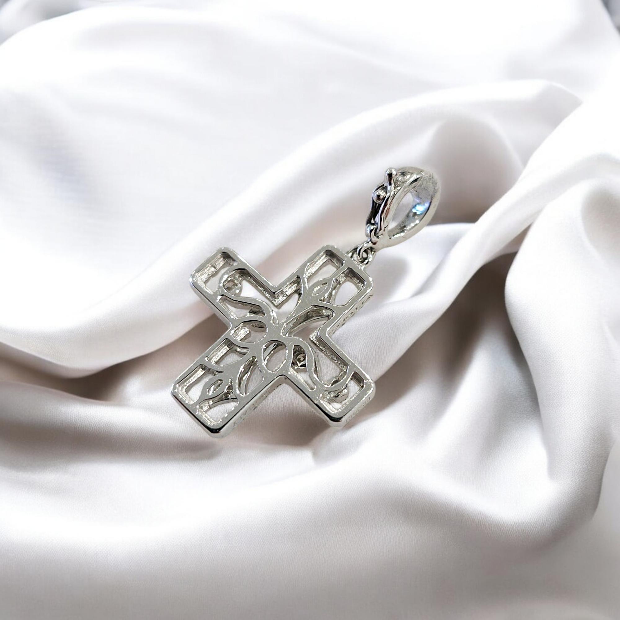 Taglio rotondo Ciondolo a forma di croce con diamante in oro bianco 18 carati di Vitolo in vendita