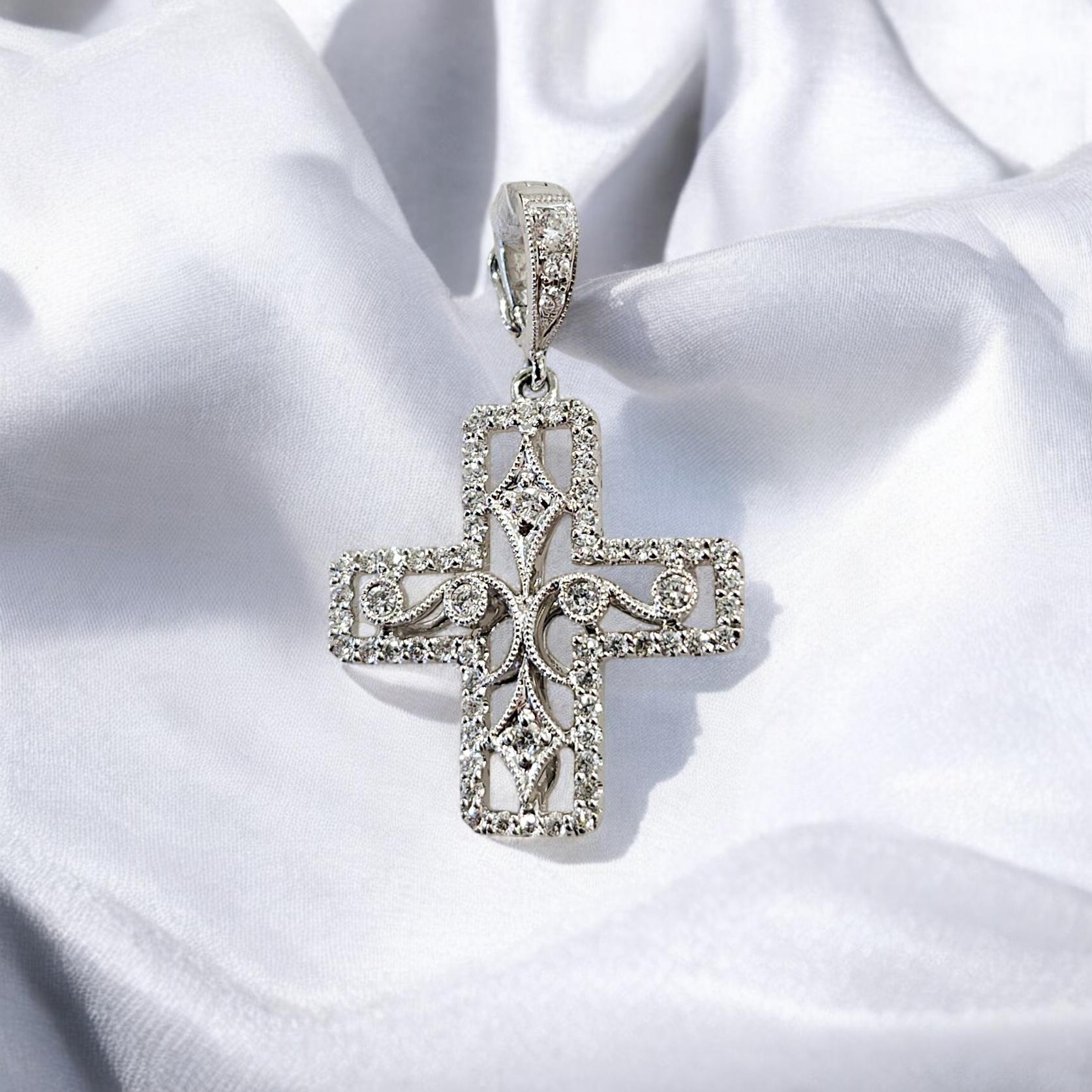 Ciondolo a forma di croce con diamante in oro bianco 18 carati di Vitolo In condizioni Nuovo in vendita a Los Angeles, CA