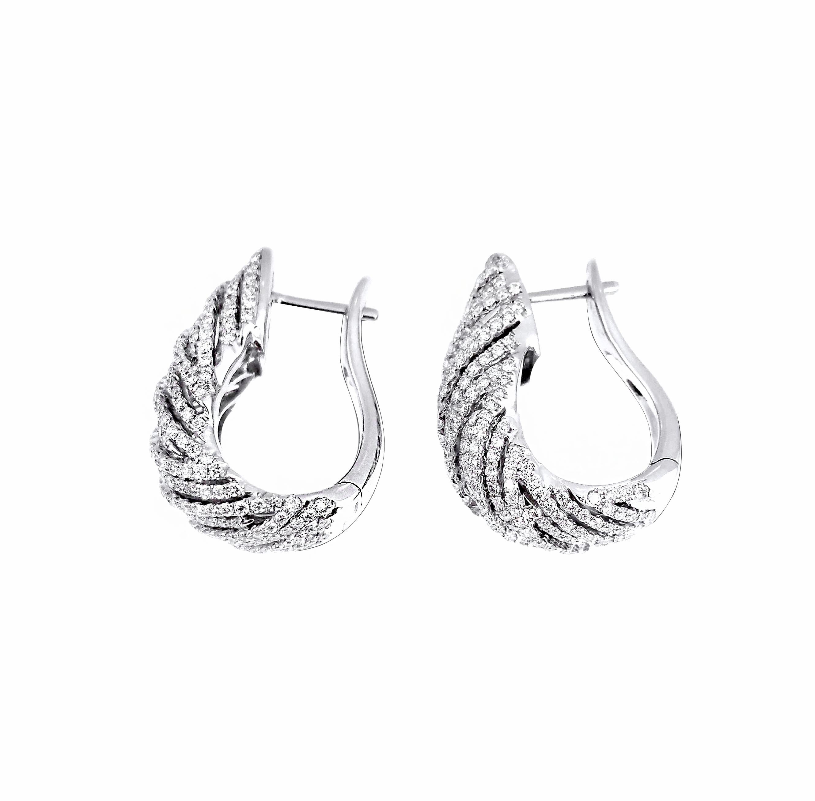 18 Karat White Gold Pave Diamond Earrings In New Condition For Sale In Los Angeles, CA