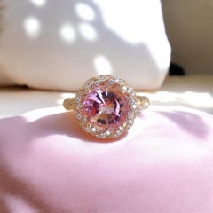 Vitolo gedrehter Schaftring aus 18 Karat Roségold mit Morganit in der Mitte und Diamantbesatz