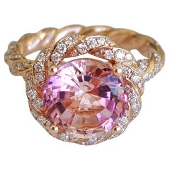 Anillo Vitolo de oro rosa de 18 quilates con Morganita en el centro y engaste de diamantes en caña trenzada