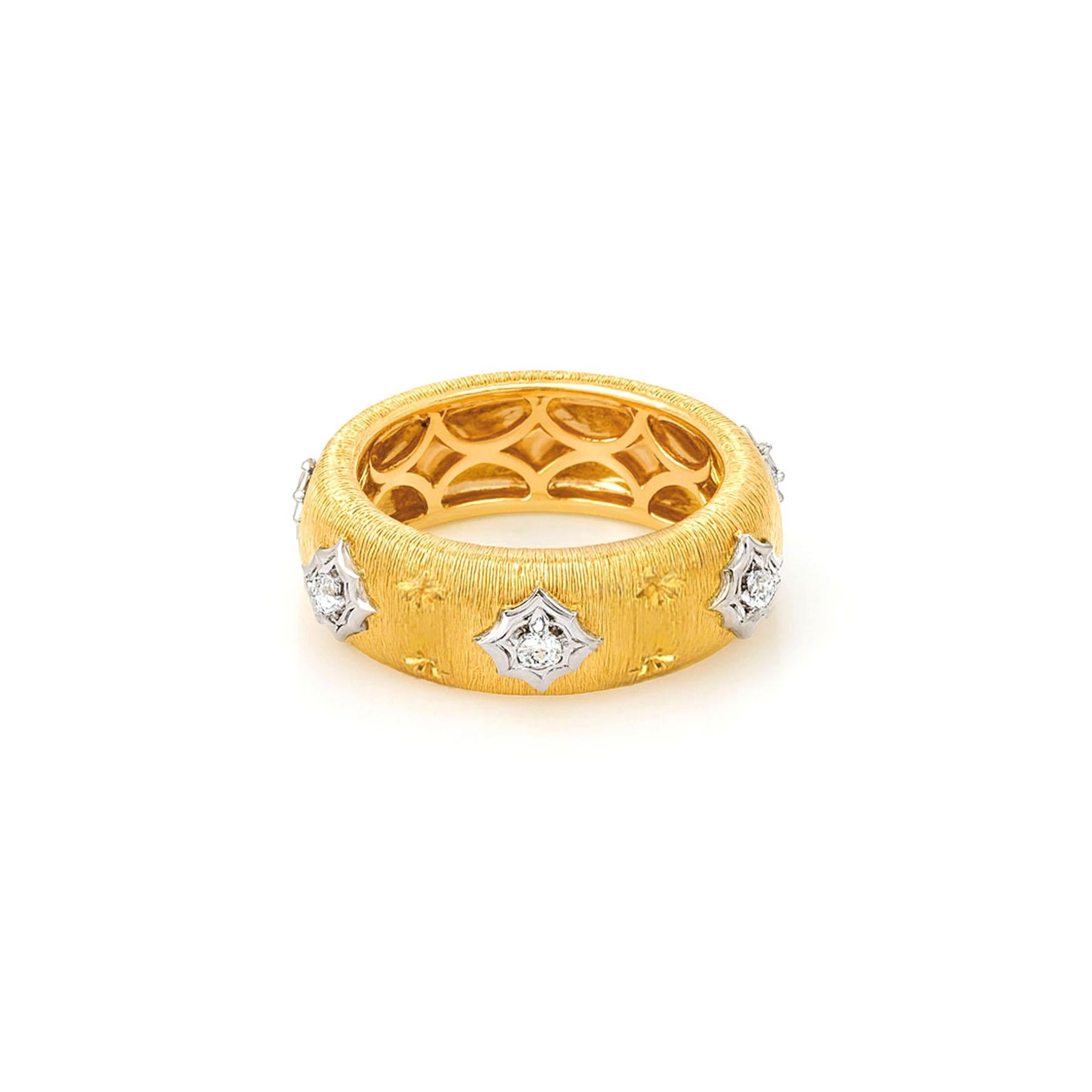 Inspirée de l'art italien antique, cette bague de style étrusque Vitolo est méticuleusement fabriquée à la main en or blanc et jaune 18 carats. La surface en or jaune brossé évoque une riche texture antique, tandis que les sertissages en forme