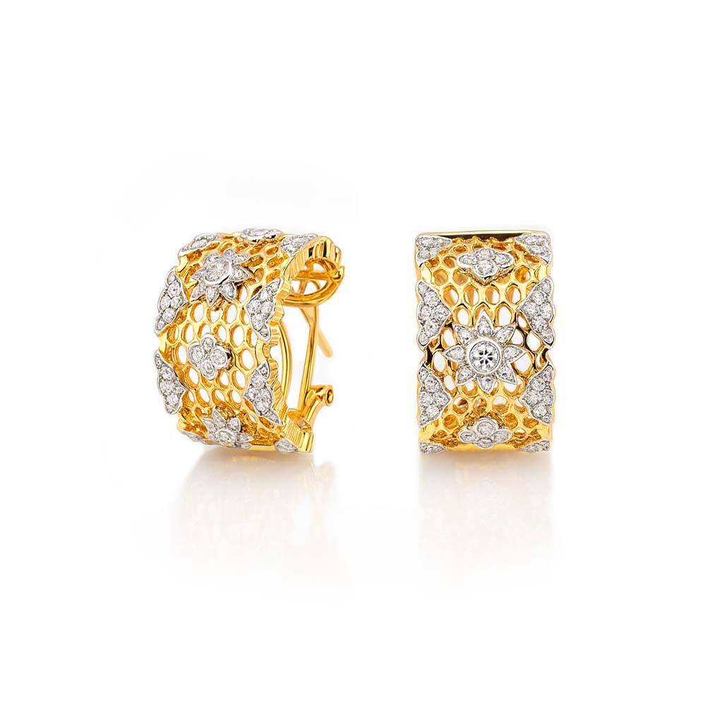 Orecchini floreali a nido d'ape con diamanti in oro bicolore 18 carati di Vitolo
Realizzati a mano in oro giallo e bianco 18 carati (7,0 g), questi orecchini presentano 0,56 carati di diamanti taglio brillante in un motivo floreale a nido d'ape