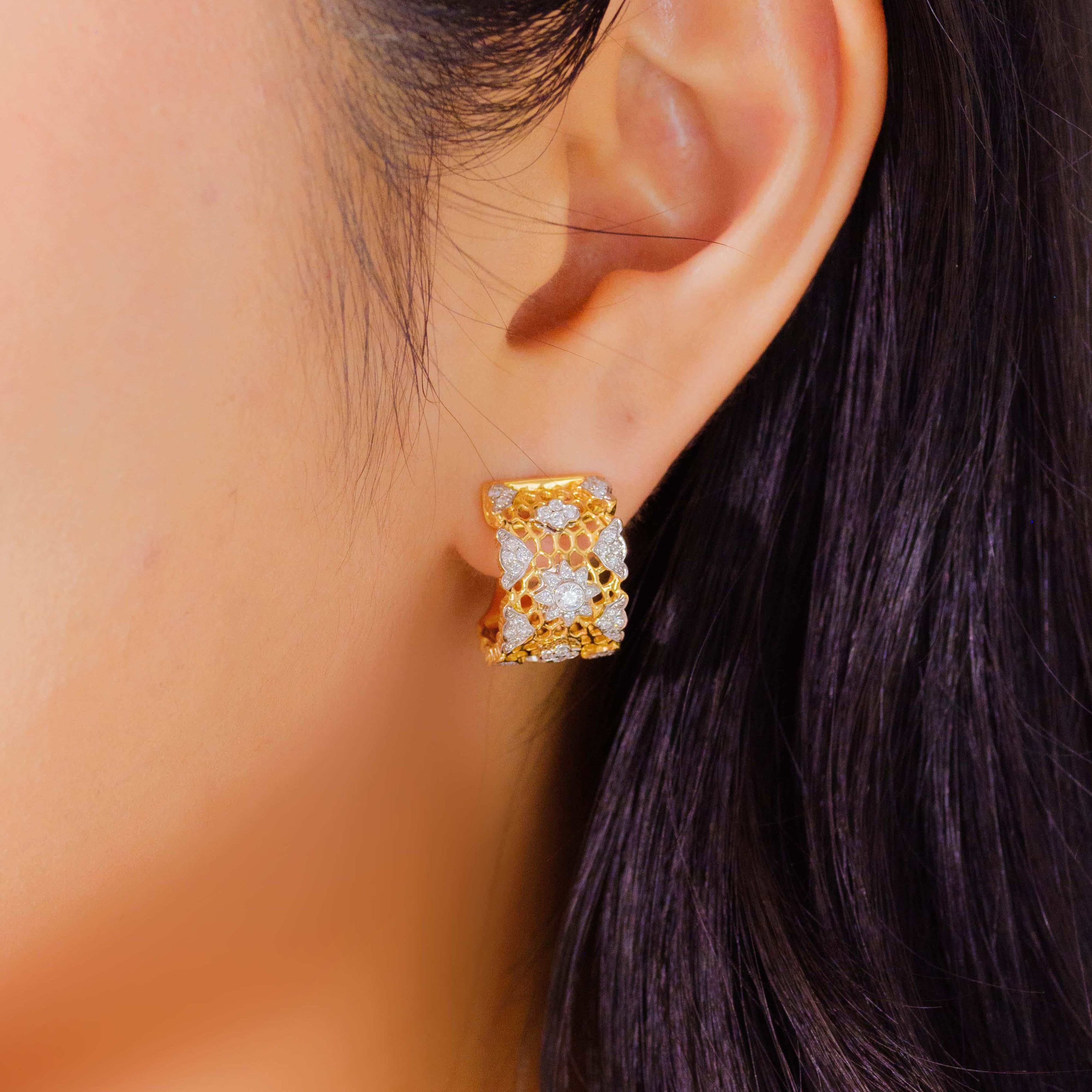 Artigiano Vitolo - Orecchini a cerchio floreali a nido d'ape in oro 18 carati a due tonalità di diamanti in vendita