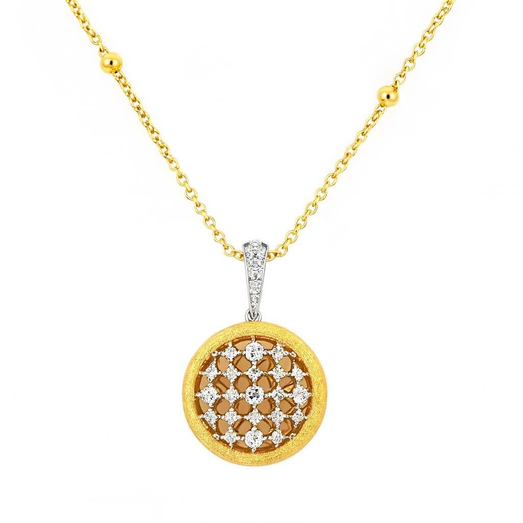 Ein atemberaubendes Beispiel italienischer Kunstfertigkeit ist dieser Vitolo 18K Two-Tone Gold Diamond Locket Anhänger - Etruscan Style, der zeitlose Schönheit durch traditionelle Handwerkskunst und raffinierte Handarbeit präsentiert.

Der aus 18