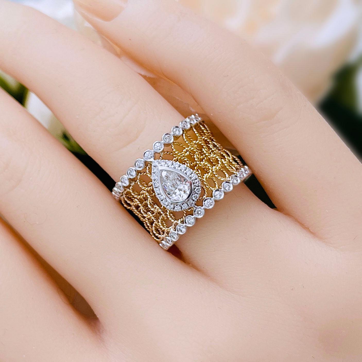 Fabriquée à la main en Italie par le designer primé Stefano Vitolo, cette exquise bague bicolore de la Collection Tessuti capture l'essence de l'or tissé et de la lumière rayonnante.
La maille sculptée en or jaune 18 carats est encadrée par des