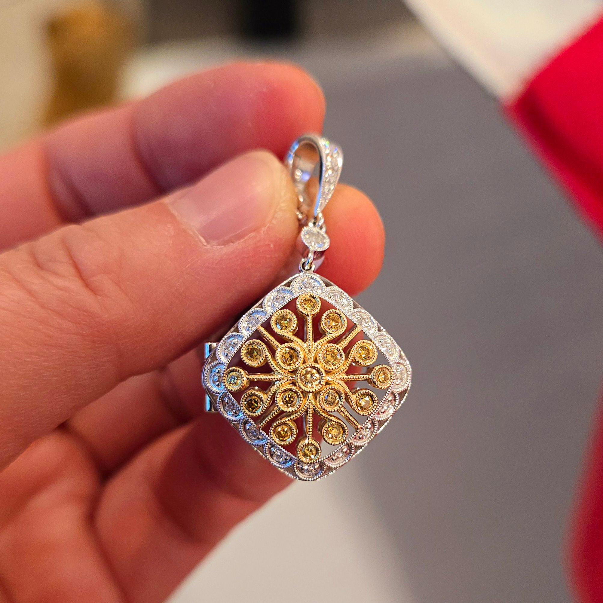 Ce pendentif exquis présente un art raffiné en or blanc et jaune 18 carats, avec un motif filigrané complexe inspiré de l'élégance vintage. En son centre, un motif en forme de soleil rayonne avec 0,28 carats de diamants jaunes, magnifiquement