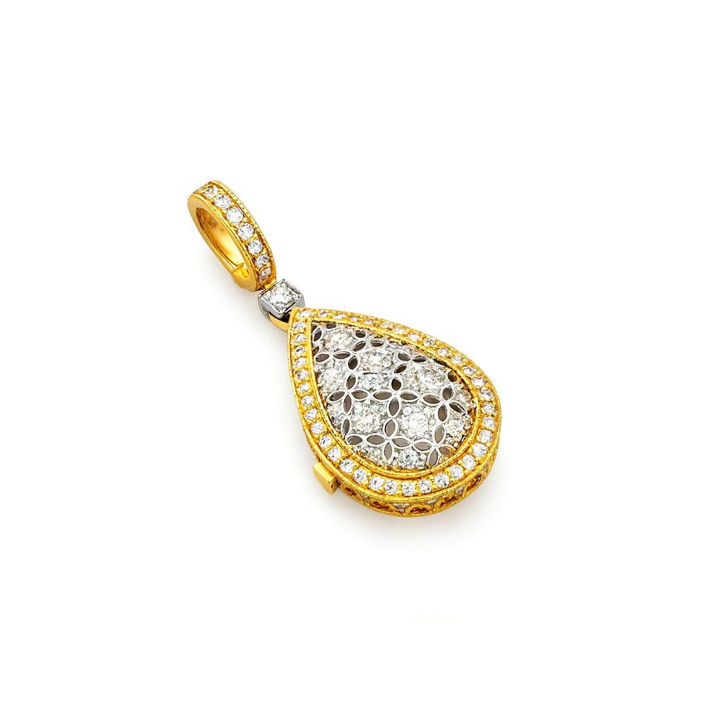 Fabriqué à la main par l'artisan italien Vitolo, cet élégant pendentif en forme de goutte d'eau est façonné en or blanc et jaune 18 carats. Le design ajouré et complexe du treillis est encadré de détails milgrain classiques, ajoutant une touche de