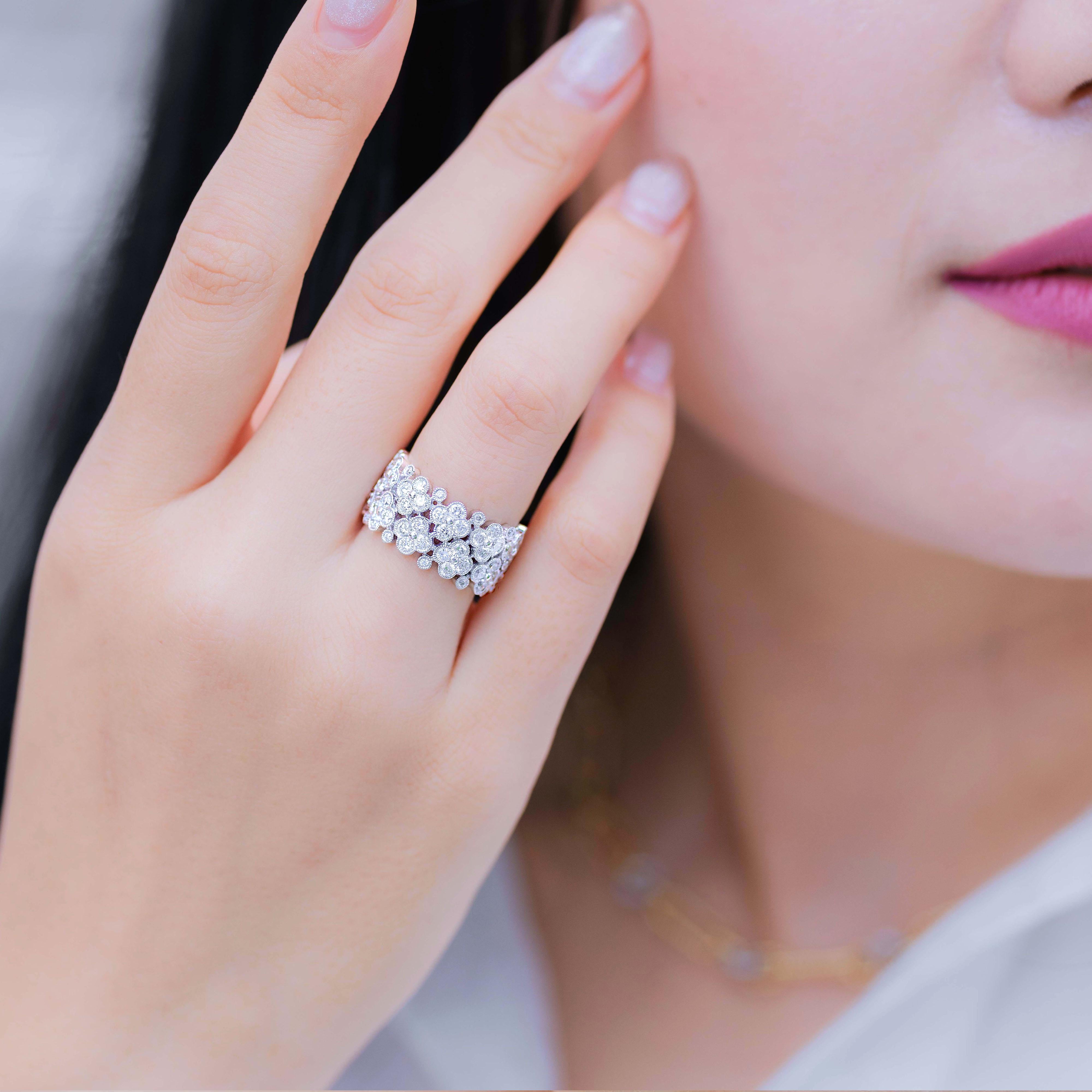 Artisan Vitolo Bague à large bande en or blanc 18 carats avec diamants et fleurs en vente
