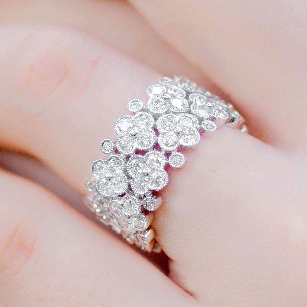 Vitolo Bague à large bande en or blanc 18 carats avec diamants et fleurs Pour femmes en vente