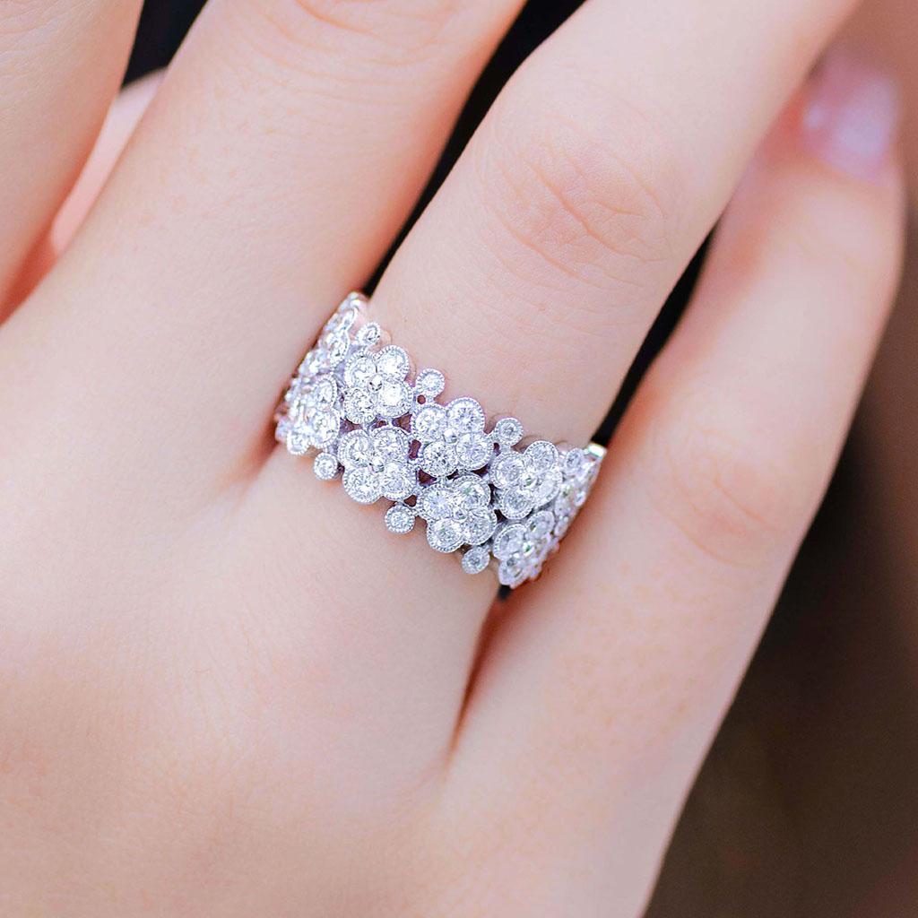 Taille ronde Vitolo Bague à large bande en or blanc 18 carats avec diamants et fleurs en vente
