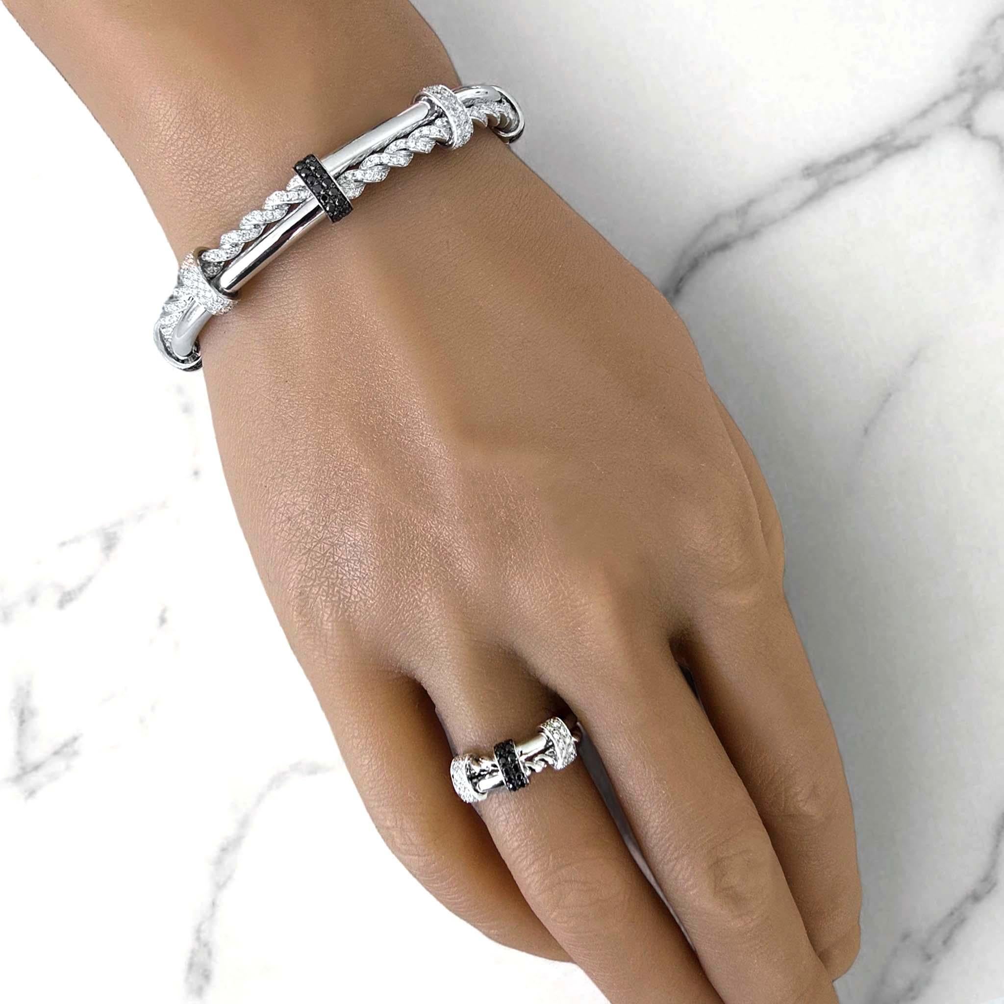 Questo anello unico unisce un design raffinato a un'eleganza moderna. Il Whiting presenta 0,34 carati di scintillanti diamanti bianchi e 0,18 carati di audaci diamanti neri, tutti accuratamente selezionati per il loro colore F/G e la loro purezza