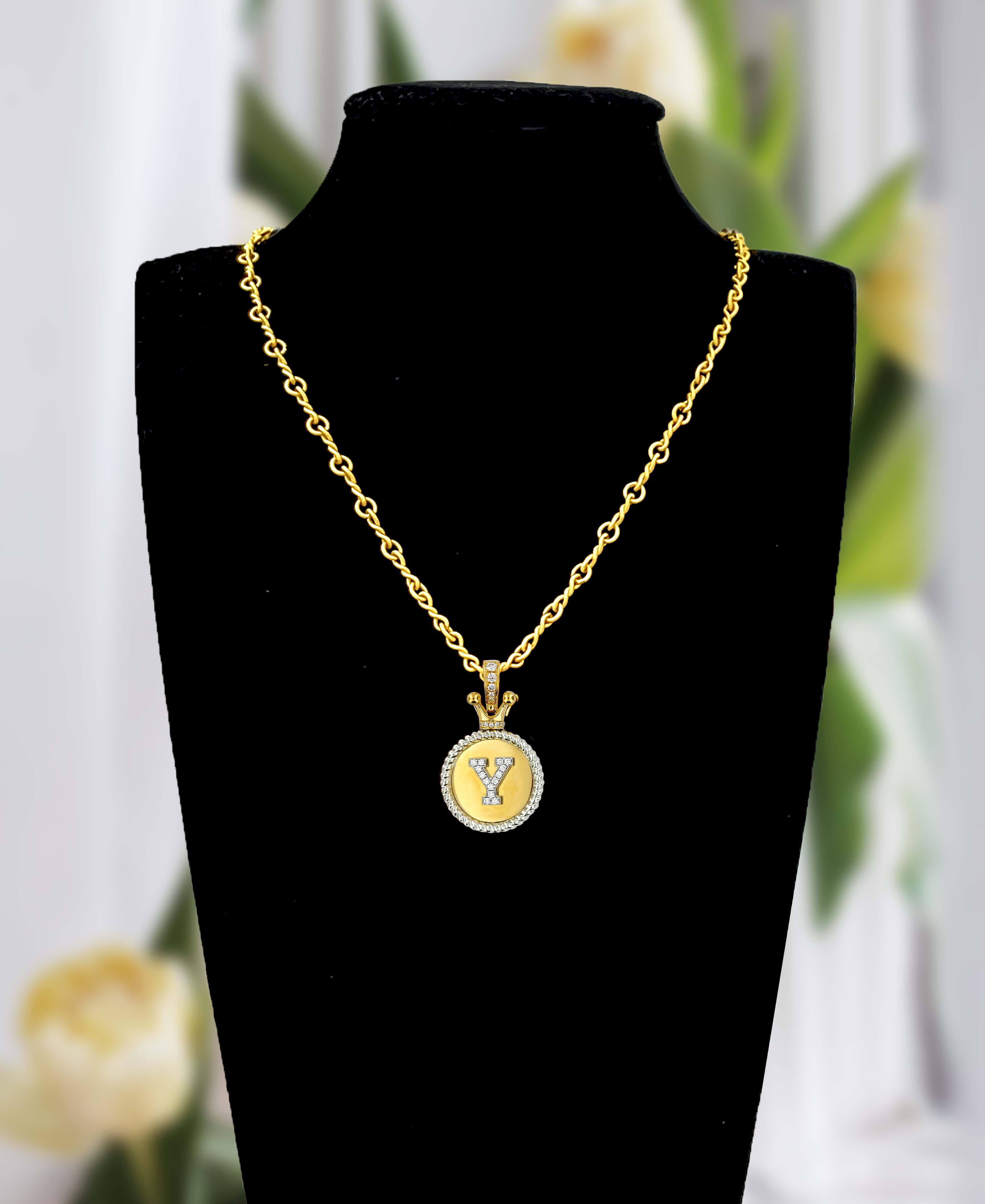 Vitolo 18K Weiß & Gelbgold Diamond Crown Initial Anhänger - Zwei-Ton-Luxus (Kunsthandwerker*in) im Angebot