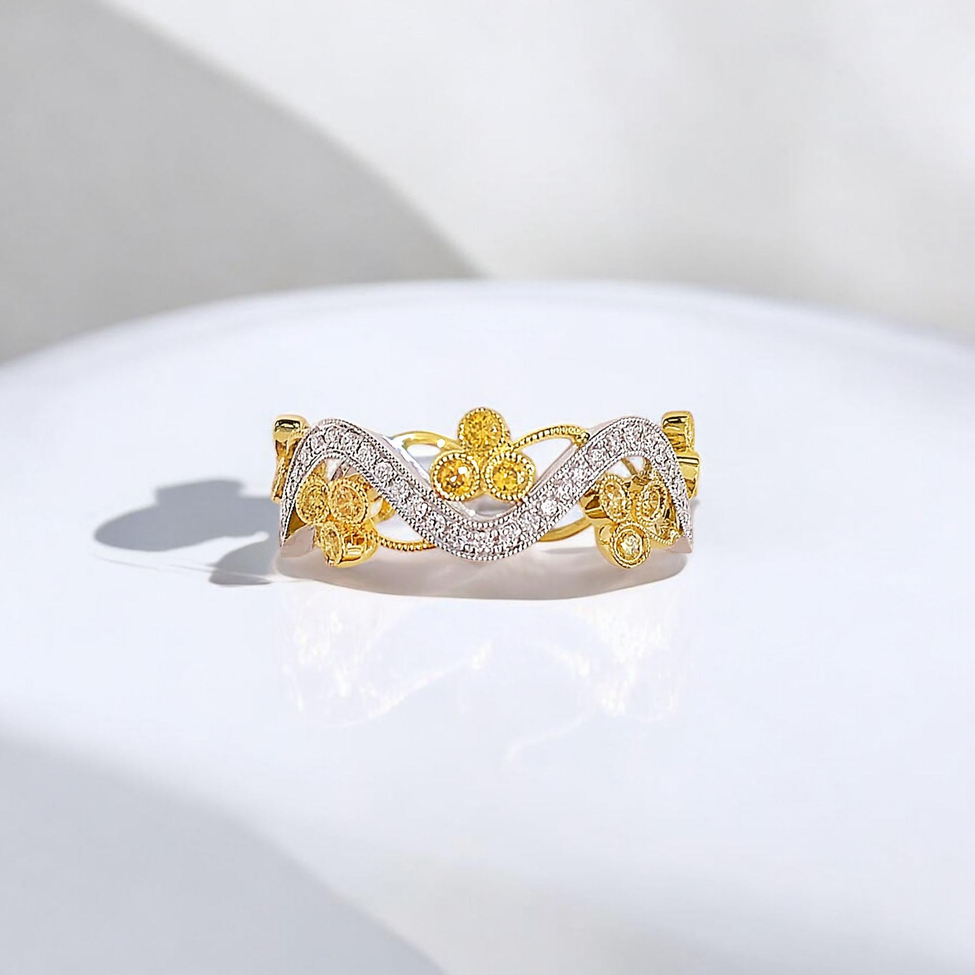 Fabriqué à la main par l'artisan italien Stefano Vitolo, cet exquis bracelet à vagues florales en or blanc et jaune 18 carats reflète la signature artistique et le savoir-faire raffiné de la maison. Le design entrelace gracieusement des rubans d'or