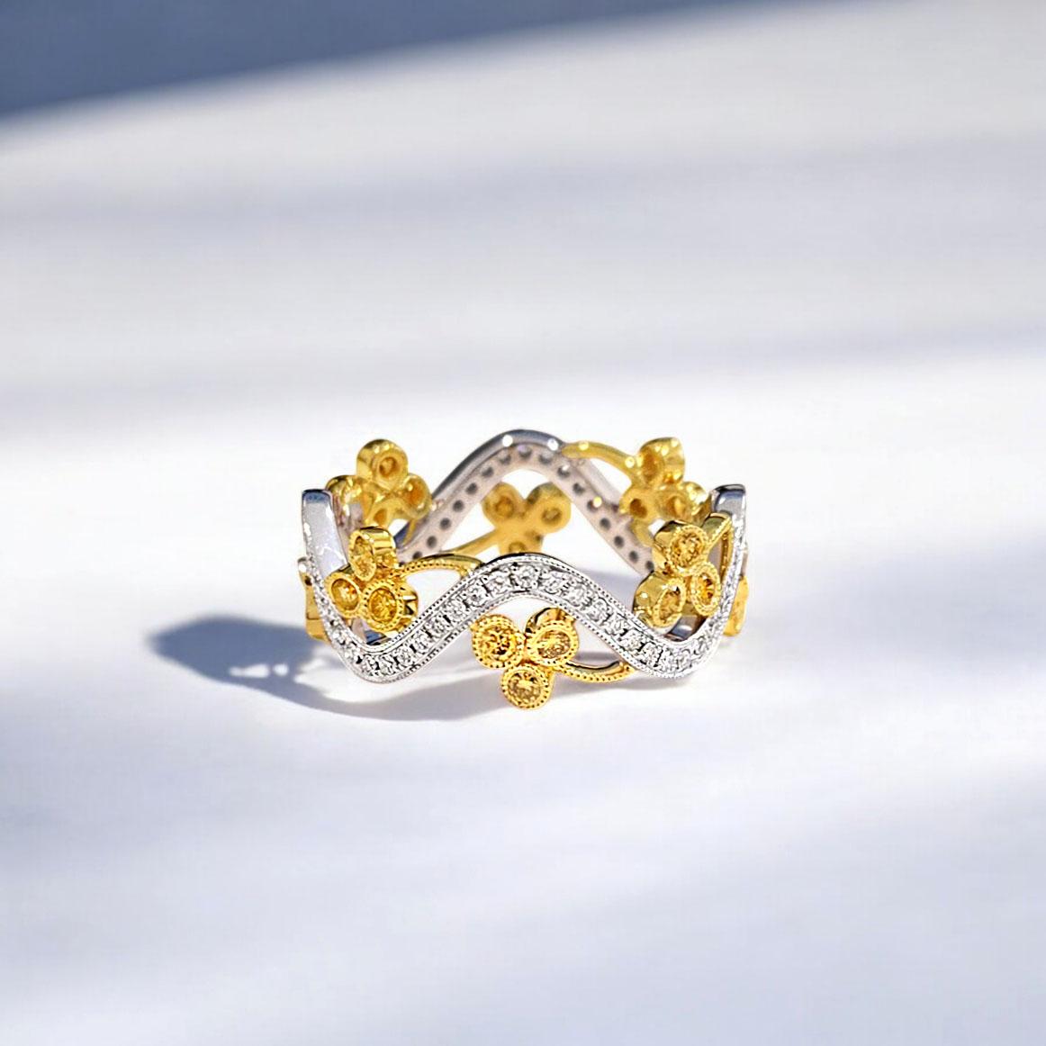 Taille ronde Vitolo Bague à vagues florales en or blanc et jaune 18K avec diamants en vente
