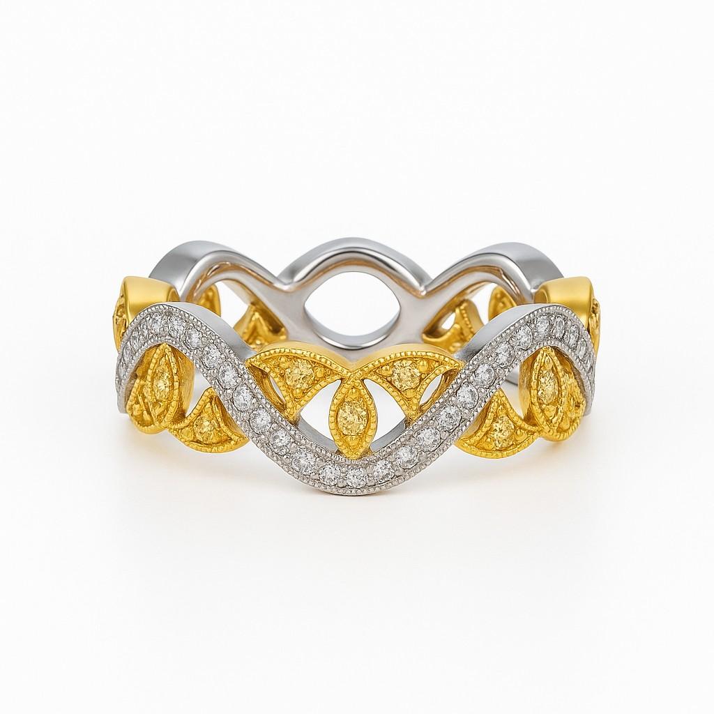 Conçue par l'artisan italien primé Stefano Vitolo, cette bague en or blanc et jaune 18 carats (7,0 g) est ornée de diamants jaunes de 0,18 ct et de diamants blancs de 0,32 ct. Son design finement gravé associe l'artisanat italien traditionnel à une