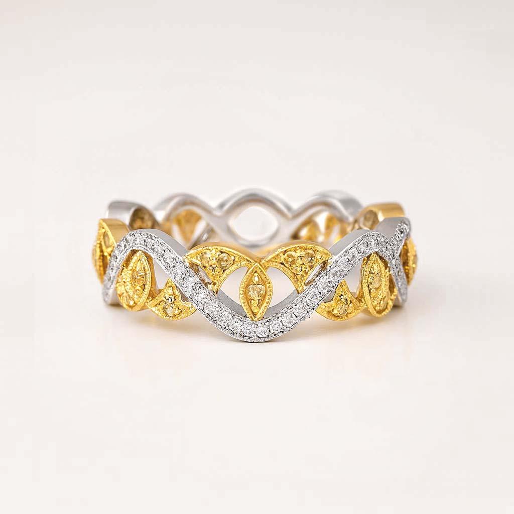Bracelet à diamants en or blanc et jaune 18K de style étrusque Vitolo Neuf - En vente à Los Angeles, CA