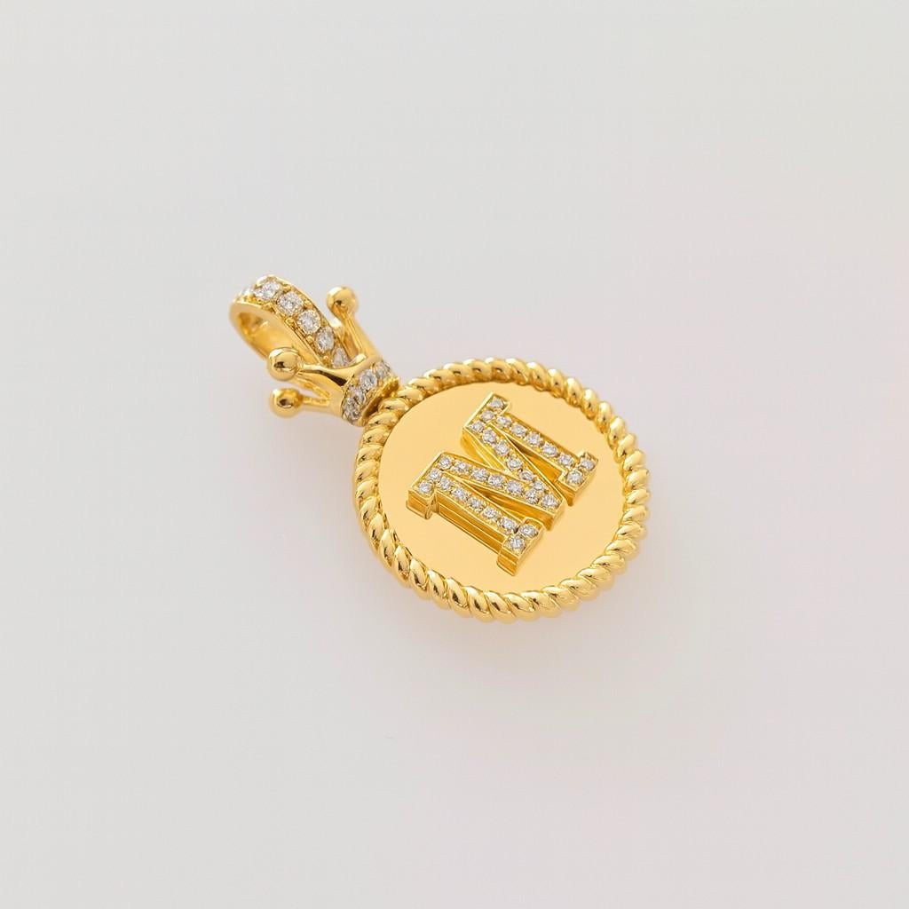 Vitolo 18K Gelbgold Diamantbesetzter Initial M Kronen-Anhänger (Kunsthandwerker*in) im Angebot